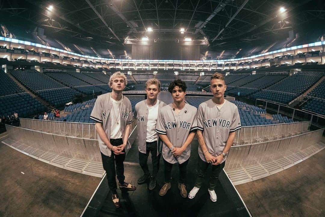 The Vampsさんのインスタグラム写真 - (The VampsInstagram)「🚨 Our European tour goes on sale tomorrow morning @ 10am! Xxx」5月30日 22時59分 - thevamps
