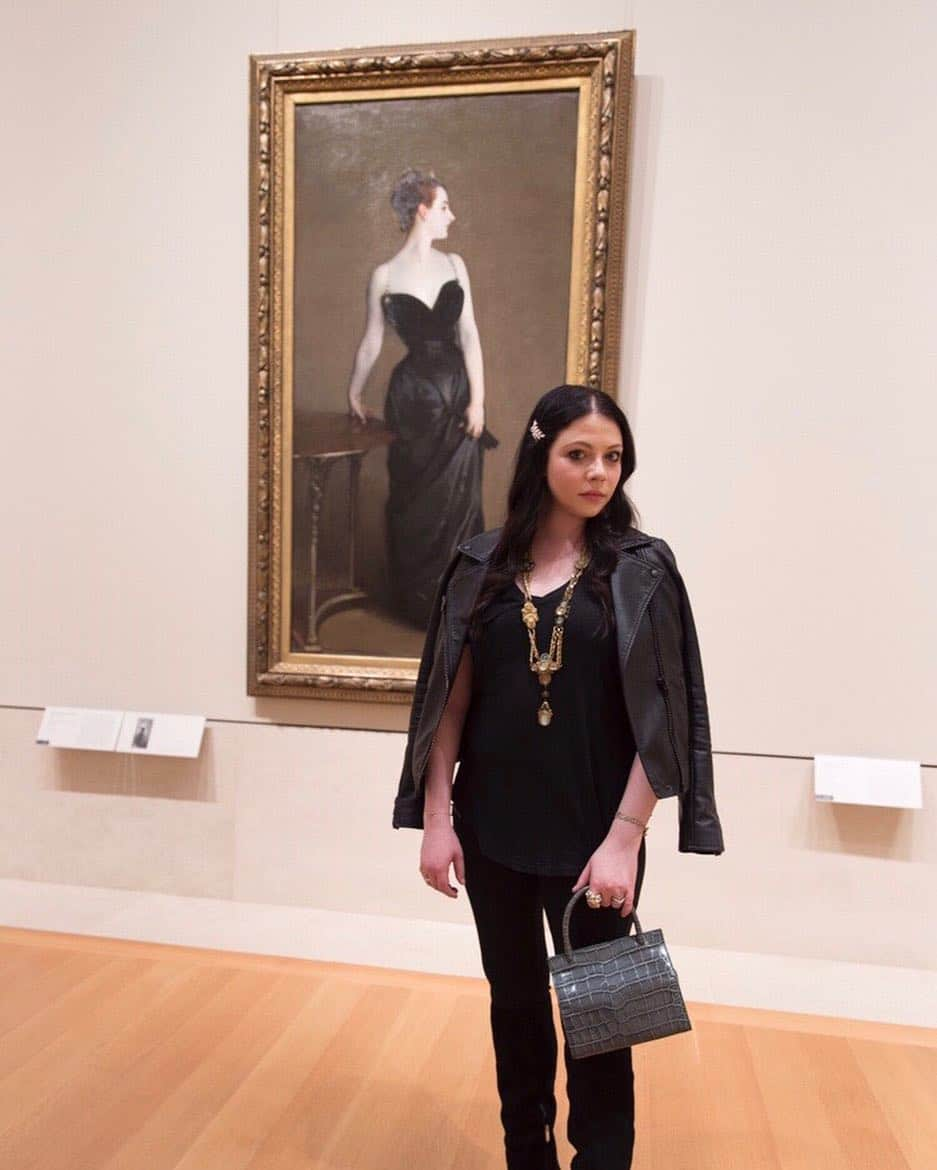 ミシェル・トラクテンバーグさんのインスタグラム写真 - (ミシェル・トラクテンバーグInstagram)「I was so excited to be a part of the @metmuseum #metcameo next to one of my most favorite paintings. The most magical part was the private tour of the entire museum, after it was closed and the sun was setting. Check out my #instastory from my Private Night at the #Museum 🔮 #magic #art  Today's #MetCameo comes from @michelletrachtenberg, who shared her love for the one and only Madame X: ⁣ ⁣ "Madame X was considered  scandalous, as was this painting. She did not listen to anyone who tried to put her down. She rose above the public bullying with internal strength. Because of her, we know the artistry of John Singer Sargent. She proved art is powerful and lives forever.”⁣ ⁣ 🎨 John Singer Sargent (American, 1856–1925). Madame X (Madame Pierre Gautreau),1883–84. Oil in canvas. On view in Gallery 771 @metamericanwing. #MadameX #JohnSingerSargent」5月30日 23時11分 - michelletrachtenberg