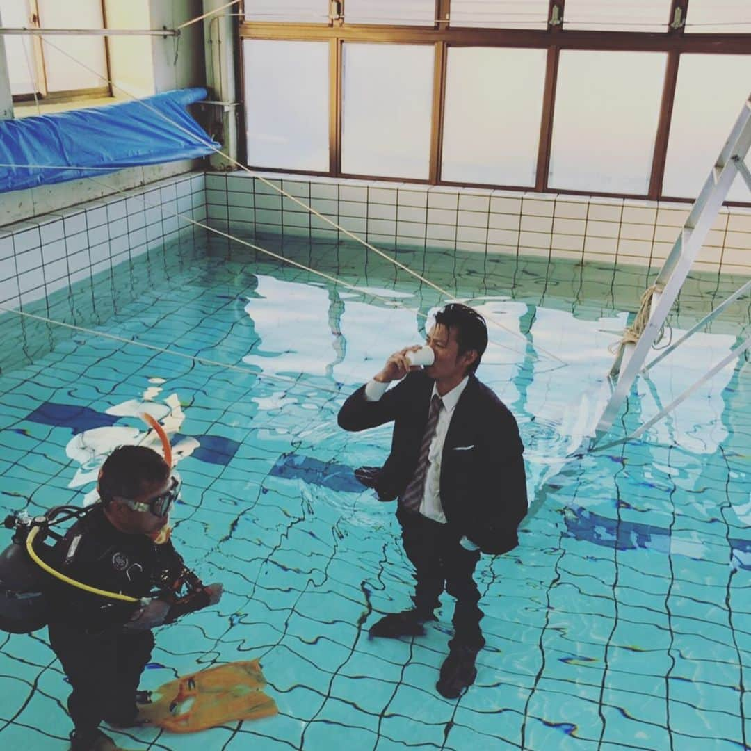 岩永洋昭さんのインスタグラム写真 - (岩永洋昭Instagram)「生まれて初めて、スーツ着たままプールにダイブし、そのままホットコーヒーを飲みつつ……☕️笑 真夜中の閉館した水族館にて、幻想的なお魚さん達に見惚れながら🐠🌛……と、大変貴重な経験をさせて頂きながら参加させて頂いた、以前にもお知らせした井樫彩監督、PARCOのCM兼ショートムービー🎥『SHINING RED FISH』🎬が、YouTubeにて完全ノーカットバージョンが公開されております。 お時間&ご興味あられる皆様は是非1度👀 #parco #SHINING RED FISH  #井樫彩  #桜井ユキ」5月30日 23時07分 - hiroaki.iwanaga