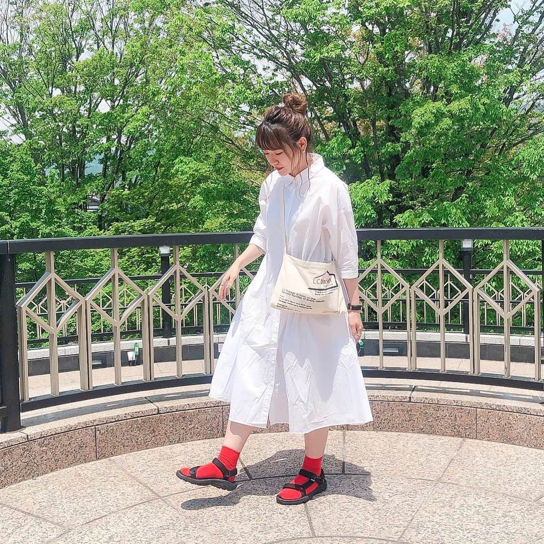 かほこ。さんのインスタグラム写真 - (かほこ。Instagram)「ㅤㅤㅤㅤㅤㅤㅤㅤㅤㅤㅤㅤㅤ ㅤㅤㅤㅤㅤㅤㅤㅤㅤㅤㅤㅤㅤ dress : #nikoand bag : #カオリノモリ socks : #靴下屋 shoes : #teva ㅤㅤㅤㅤㅤㅤㅤㅤㅤㅤㅤㅤㅤ 軽井沢のときの服。シャツワンピは去年のセールで購入したものです。 ㅤㅤㅤㅤㅤㅤㅤㅤㅤㅤㅤㅤㅤ インナーの質問多かったので、WEARに商品ページタグ付けしました！見てね！ ㅤㅤㅤㅤㅤㅤㅤㅤㅤㅤㅤㅤㅤ #kaho_fashion」5月30日 23時09分 - xxokohakxx