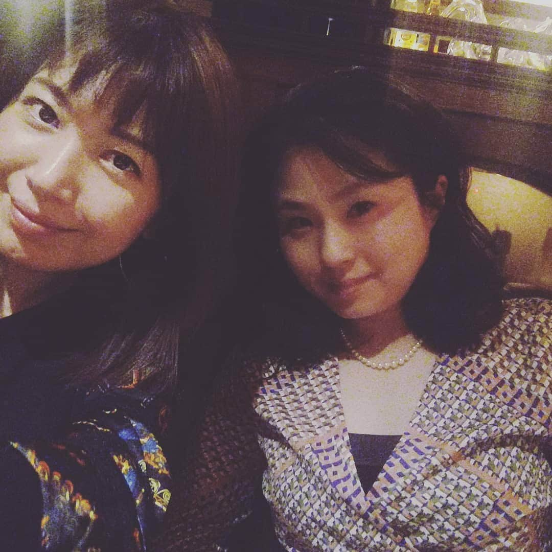 村治佳織さんのインスタグラム写真 - (村治佳織Instagram)「The other night, went to the bar at Ginza with Mariko. 思い出しました、京都におります妹分のMariko に「おね一ちゃん何時でもいいからツ一ショットの写真、インスタ載せて」とおねだりされていたことを。思い出したときこそ、そのタイミング。  Mariko は明るさとジャパニーズく一るびゅ一てぃを兼ね備えた素敵女子。(仕事中の姿も好きやねんな一) Mariko の元気から私も、元気もらっとります。  #あいらぶゆ  #トシオもね #載せたでー  #車にも乗せるね笑 #出た #まりかお」5月30日 23時10分 - kaorimurajiofficial