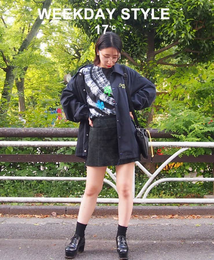 Sisterさんのインスタグラム写真 - (SisterInstagram)「5/30up : WEEKDAY STYLE  WEEKDAYコーディネート PRIVATEアイテムとSisterオンラインブティックで 販売中のアイテムをミックス  岩崎 静 / Sister ショップスタッフ 身長157センチ  コーチジャケット/BLACK WEIRDOS(Sister)、Tシャツ/ASHLEY WILLIAMS(私物)、スカート/USED(私物)、バッグ/BANZAI(Sister)、アイウェア/PEARL(Sister)、ピアス/FARIS(Sister)、シューズ/J.W.ANDERSON(私物)  夕方から夜にかけて気温が低くなる日にはサッと羽織りやすいBLACK WEIRDOSのコーチジャケットを。 ジャケット、Tシャツがインパクトの強いグラフィックなので、アイテムを黒に統一してまとまりがあるコーディネートにしました。  #blackweirdos #banzai #pearl_tokyo #ashleywilliams #faris #jwanderson」5月30日 23時10分 - sister_tokyo