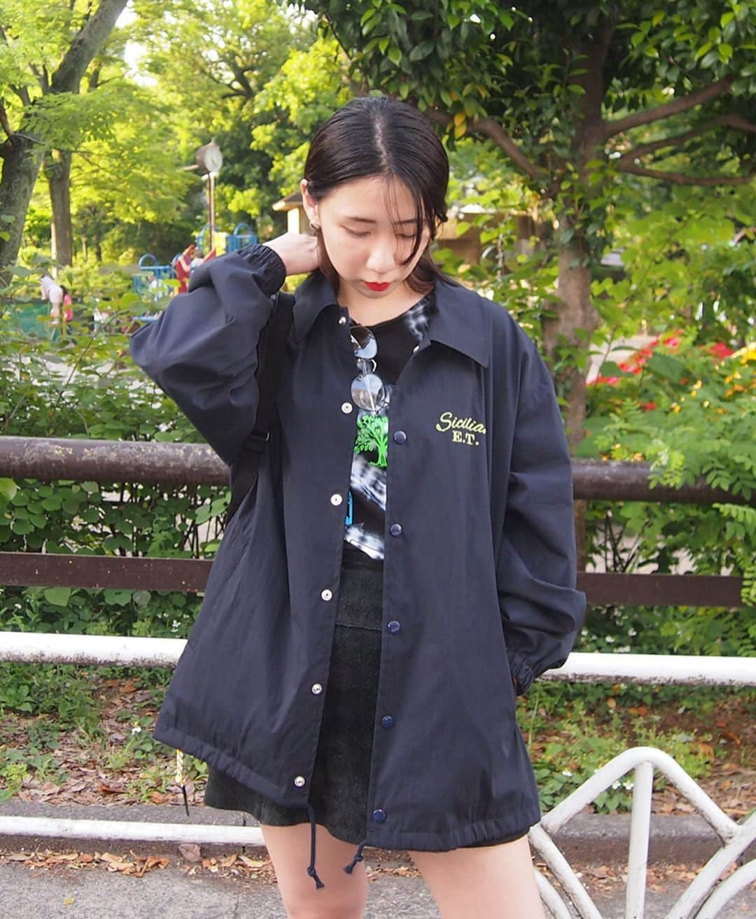 Sisterさんのインスタグラム写真 - (SisterInstagram)「5/30up : WEEKDAY STYLE  WEEKDAYコーディネート PRIVATEアイテムとSisterオンラインブティックで 販売中のアイテムをミックス  岩崎 静 / Sister ショップスタッフ 身長157センチ  コーチジャケット/BLACK WEIRDOS(Sister)、Tシャツ/ASHLEY WILLIAMS(私物)、スカート/USED(私物)、バッグ/BANZAI(Sister)、アイウェア/PEARL(Sister)、ピアス/FARIS(Sister)、シューズ/J.W.ANDERSON(私物)  夕方から夜にかけて気温が低くなる日にはサッと羽織りやすいBLACK WEIRDOSのコーチジャケットを。 ジャケット、Tシャツがインパクトの強いグラフィックなので、アイテムを黒に統一してまとまりがあるコーディネートにしました。  #blackweirdos #banzai #pearl_tokyo #ashleywilliams #faris #jwanderson」5月30日 23時10分 - sister_tokyo