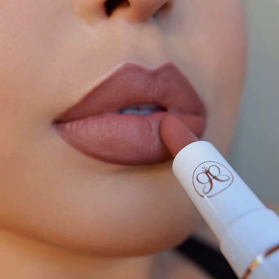 Anastasia Beverly Hillsさんのインスタグラム写真 - (Anastasia Beverly HillsInstagram)「Coconut 🥥 lipstick from the new mini lip kit @margiesstyle」5月30日 23時20分 - anastasiabeverlyhills