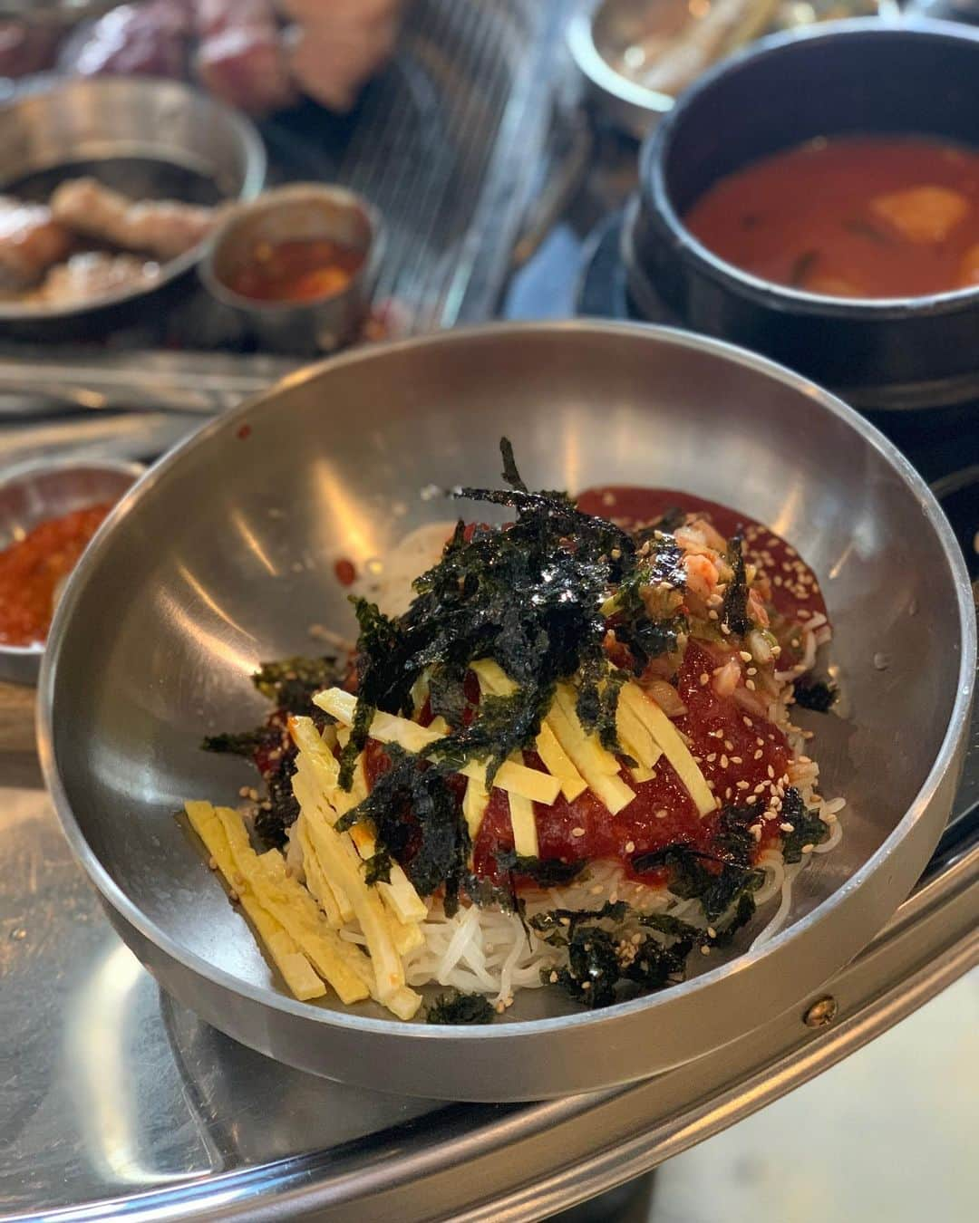 チェ・スルギさんのインスタグラム写真 - (チェ・スルギInstagram)「. 강남역 최고맛집찾았따 *_*  진짜 단골될듯 !! <육즙을품다> 입안 가득 육즙이 가득 비벼국수도 완전 존맛탱턍탱 헤헿  역시 꼬기는 진리야😆❤️ . . #육즙을품다 #육품」5月30日 23時13分 - angel9028