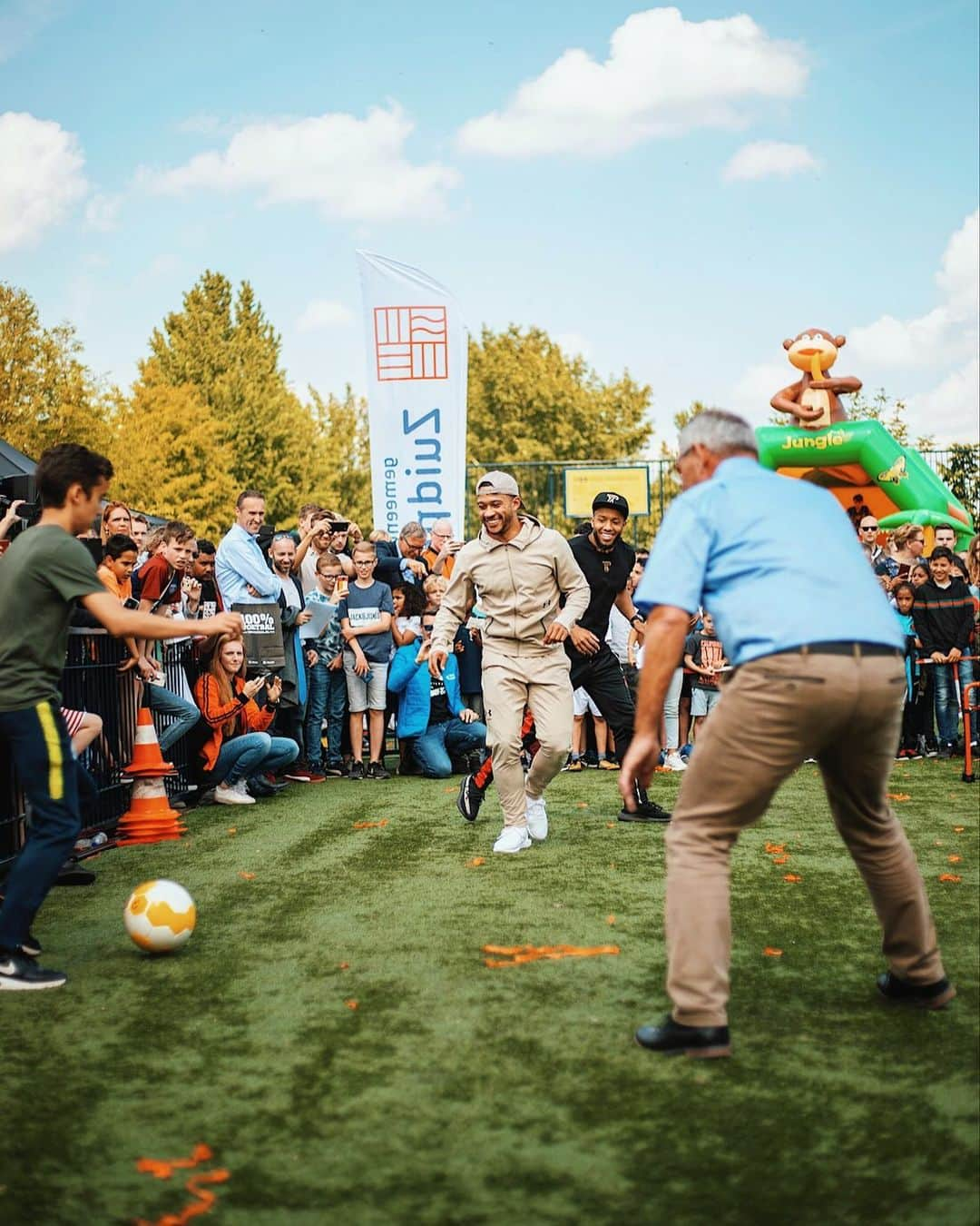 メンフィス・デパイさんのインスタグラム写真 - (メンフィス・デパイInstagram)「Thanks to my brother Tonny Vilhena for joining me at my @JohanCruyffFoundation pitch yesterday! I definitely got a couple panna’s, what about you broski? @ttdv.10 ⚽️🔥」5月30日 23時15分 - memphisdepay