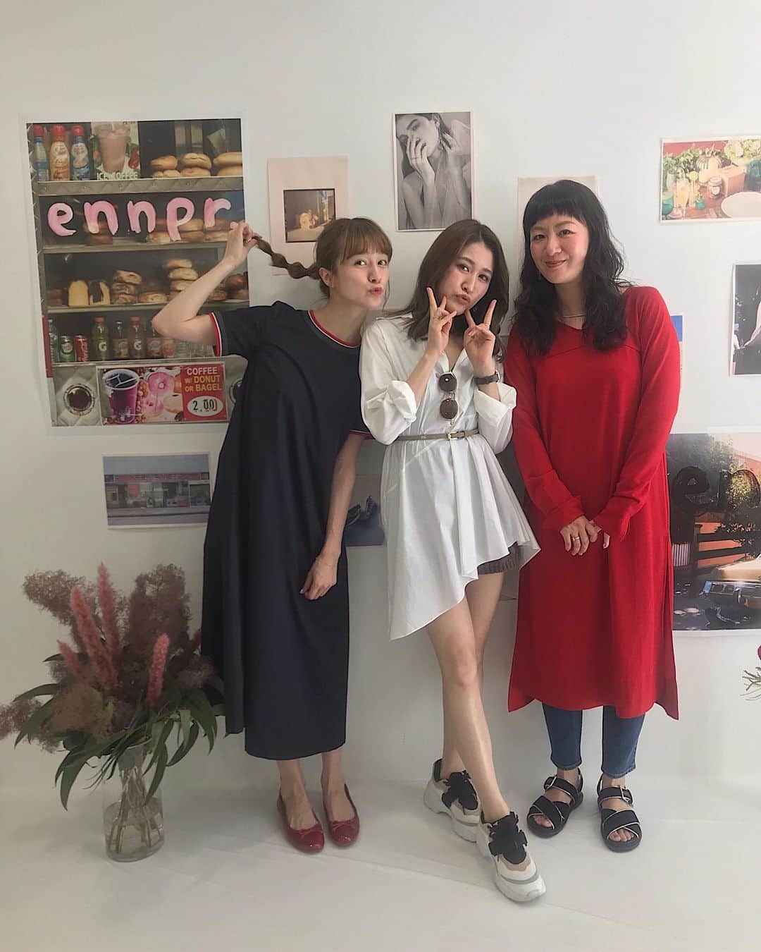のインスタグラム：「ㅤ 今日はろんろんと #ennpr. の展示会へお邪魔してきました。 かんわいいピアスをオーダーしたから 届くのたのしみ 𓅸 ㅤ りなさんいつもありがとうございます☺︎ ＿＿＿＿＿＿＿＿＿＿＿＿＿＿＿＿＿＿＿＿ #dix #hazelle #ikumi #irojikake #lemme  #lissiboutique #myhoney #osaji #roots135 #urvin」