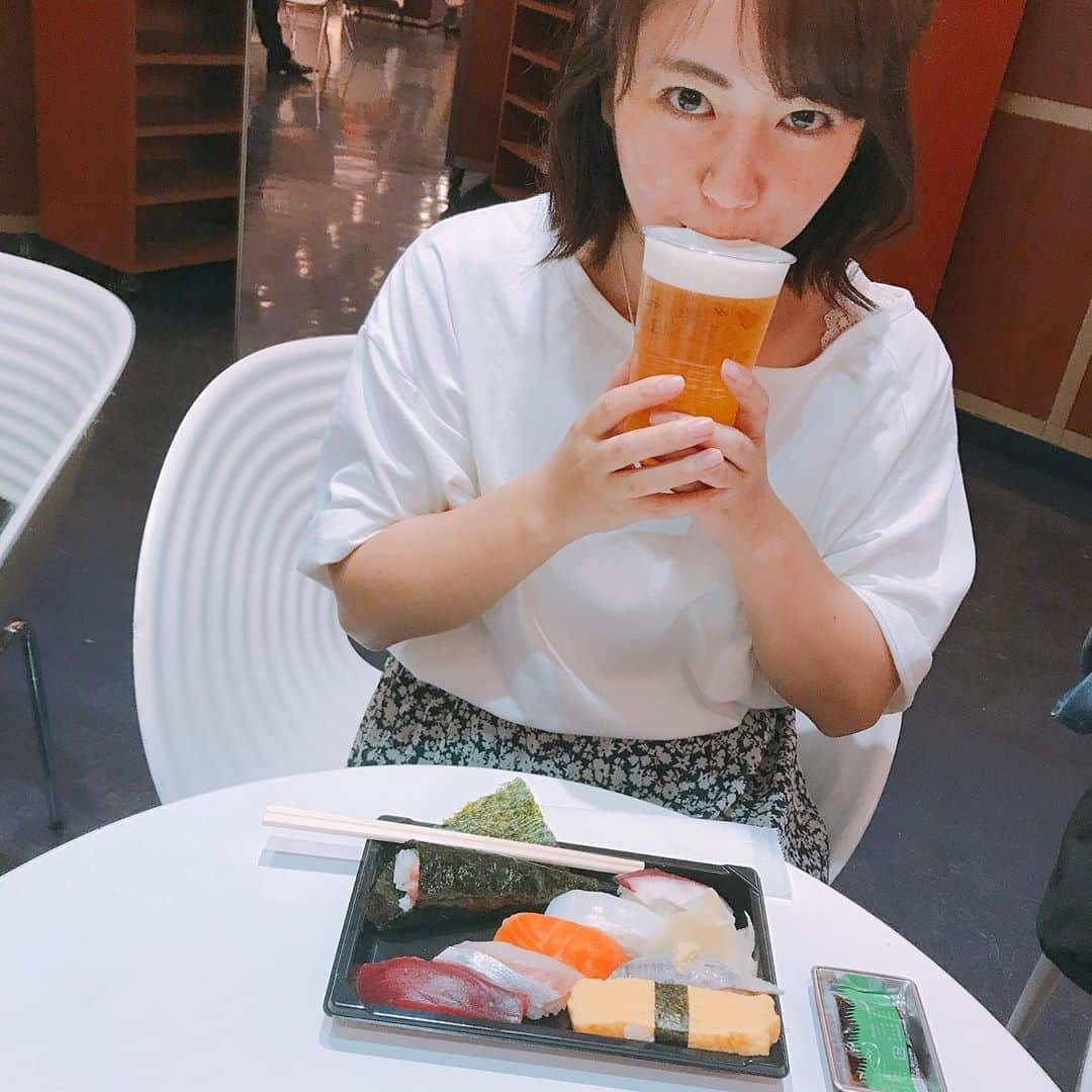 磯山さやかさんのインスタグラム写真 - (磯山さやかInstagram)「この前 羽田空港で、お寿司とビールのセットをいただきました♡ 癒された！」5月30日 23時19分 - sayakaisoyama