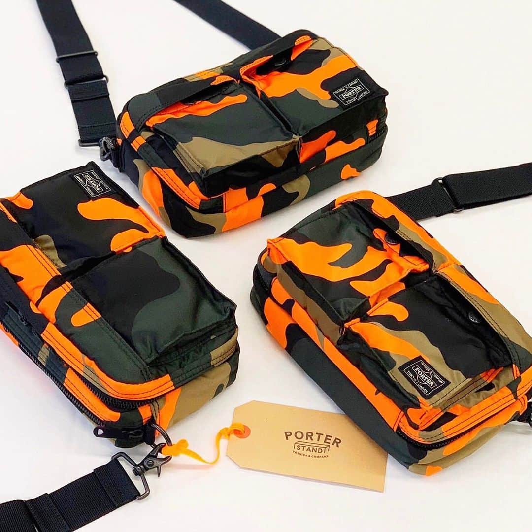 のインスタグラム：「『PORTER STAND TOKYO STATION』  こんばんは。 本日は、先日再入荷したPORTER STANDオリジナル「PSカモ」シリーズより2WAYショルダーバッグをご紹介いたします。カモフラージュ柄の中で最も代表的なウッドランドパターンに発色の良いオレンジカラーを取り入れ、オリジナルのカモフラージュ柄を作成しました。インパクトのあるルックスは、コーディネートのアクセントになります。また、内装のポケットが充実しており、普段使いはもちろんのこと、ガイドブックやパスポートなどを収納するご旅行時のサブバッグとしてもおすすめのアイテムです。 是非、店頭でお手にとってご覧ください。  PORTER STANDオリジナル PSカモ 2WAYショルダーバッグ ￥18,500（税別）  #yoshidakaban #porter #吉田カバン #ポーター #luggagelabel #porteryoshida #porterflagshipstore #kurachikabyporter #porterseoul #potr #madeinjapan #japan #porterstand #shinagawa #tokyo #station #shoulderbag #camouflage #exclusive #trip」