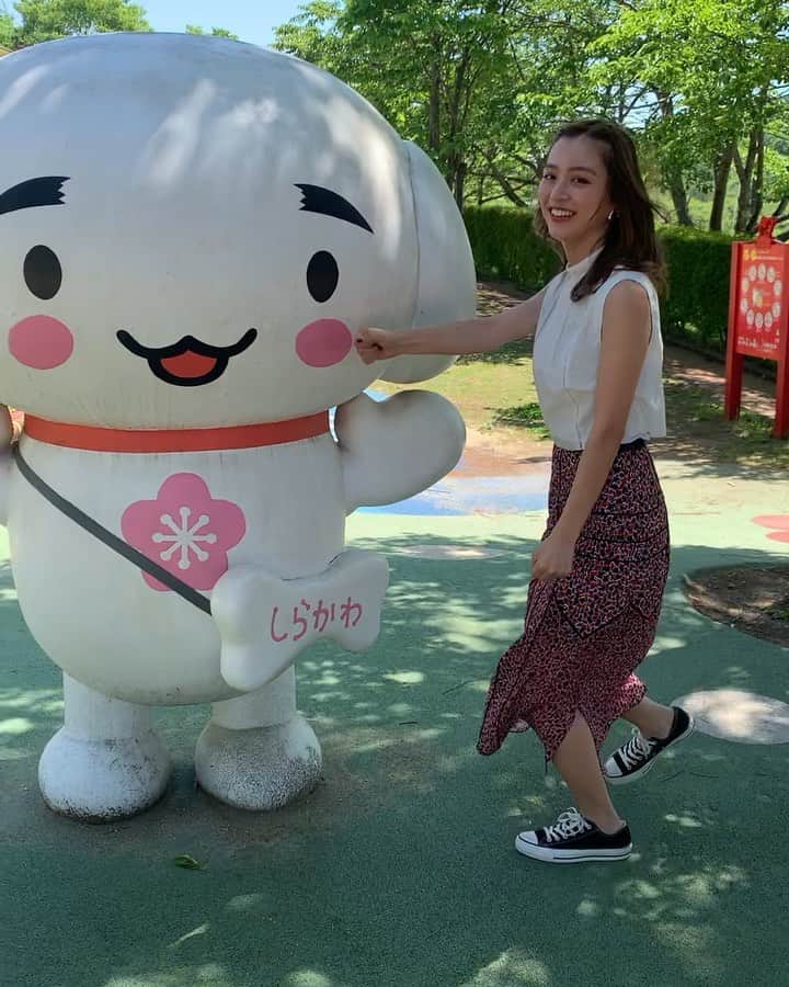 高橋有紀のインスタグラム：「楽しすぎた福島ロケ！！ いつも変な動きのりおちゃん。可愛い😂 しらかわんの声 @rio_uchida  この一泊二日色んなエピソードありすぎて書ききれない！！ そしてもうすぐ理央さん主演の #向かいのバズる家族 はじまるね、みようっ！！ #内田理央」