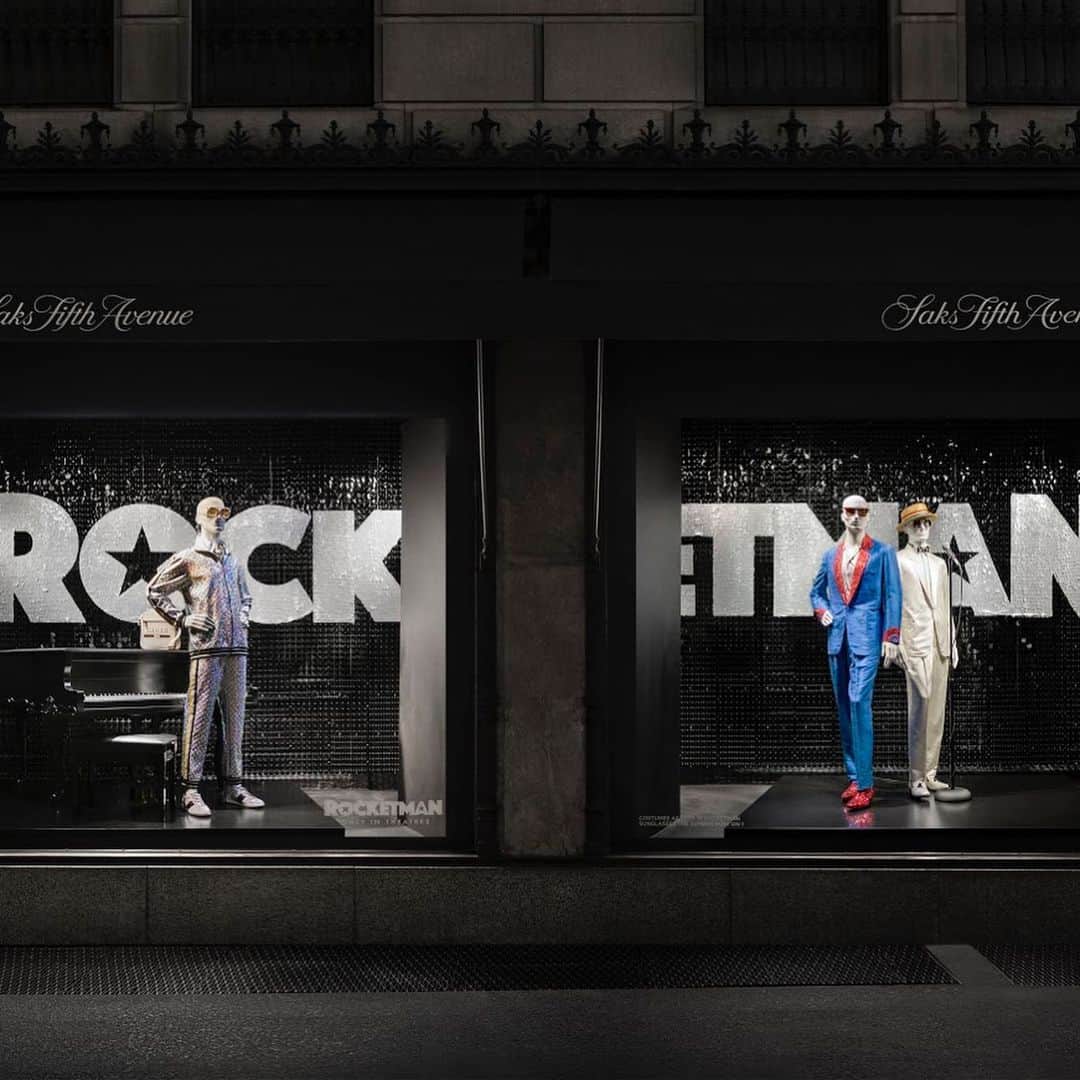 Saks Fifth Avenueさんのインスタグラム写真 - (Saks Fifth AvenueInstagram)「See the stunning costumes from the upcoming film #Rocketman, the incredible story of Elton John’s breakthrough years, come to life in our windows. Experience @rocketmanmovie in theatres tomorrow.」5月30日 23時28分 - saks