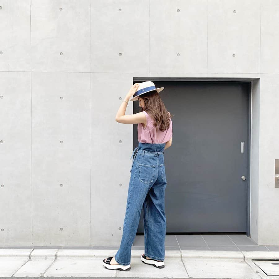 中瀬古ゆきなさんのインスタグラム写真 - (中瀬古ゆきなInstagram)「今日の私服はデニムと帽子のテープがリンク❤️☺️ ・ #ハット ： #helenkaminski @helen_kaminski  #トップス ： #titivate @titivatejp  #デニム ： #dayandgrade @day_and_grade  #バッグ ：#nasusya @narusya_tokyo  #サンダル ： #zara @zara ✨ ・ ブルーとピンクな日でした🥰 超ハイウエストで足長効果抜群のデニム！！ らくちんなスポサン合わせでした✌️🌈 くすんだピンクのトップスは綺麗めにも カジュアルにも使えてよく着てます☺️✨✨ 最近ハットがマイブームでよく被ってます🌹✌️ ・ #fashion #code #coordinate #ootd #outfit #photo #denim #titivatestyle #dayandgrade2019  #instagood #instagood #ティティベイト #マルチwayウエストマークブラウス #デイグレ #デイアンドグレイド #シンプルコーデ」5月30日 23時38分 - yuch1129