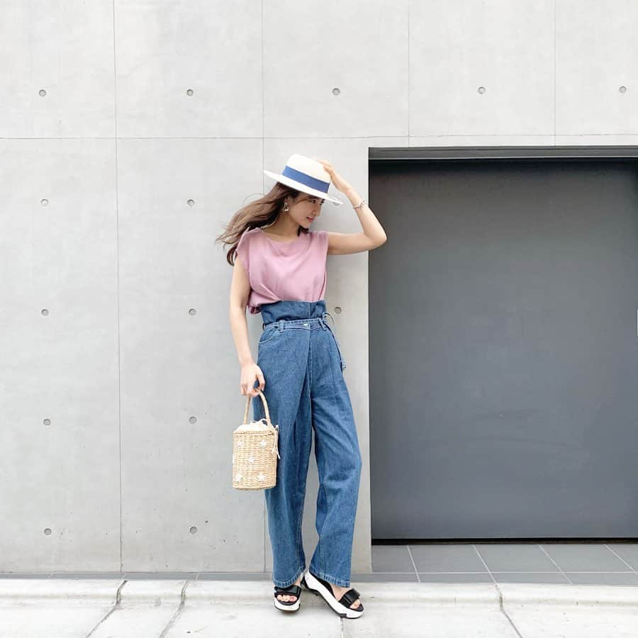 中瀬古ゆきなさんのインスタグラム写真 - (中瀬古ゆきなInstagram)「今日の私服はデニムと帽子のテープがリンク❤️☺️ ・ #ハット ： #helenkaminski @helen_kaminski  #トップス ： #titivate @titivatejp  #デニム ： #dayandgrade @day_and_grade  #バッグ ：#nasusya @narusya_tokyo  #サンダル ： #zara @zara ✨ ・ ブルーとピンクな日でした🥰 超ハイウエストで足長効果抜群のデニム！！ らくちんなスポサン合わせでした✌️🌈 くすんだピンクのトップスは綺麗めにも カジュアルにも使えてよく着てます☺️✨✨ 最近ハットがマイブームでよく被ってます🌹✌️ ・ #fashion #code #coordinate #ootd #outfit #photo #denim #titivatestyle #dayandgrade2019  #instagood #instagood #ティティベイト #マルチwayウエストマークブラウス #デイグレ #デイアンドグレイド #シンプルコーデ」5月30日 23時38分 - yuch1129