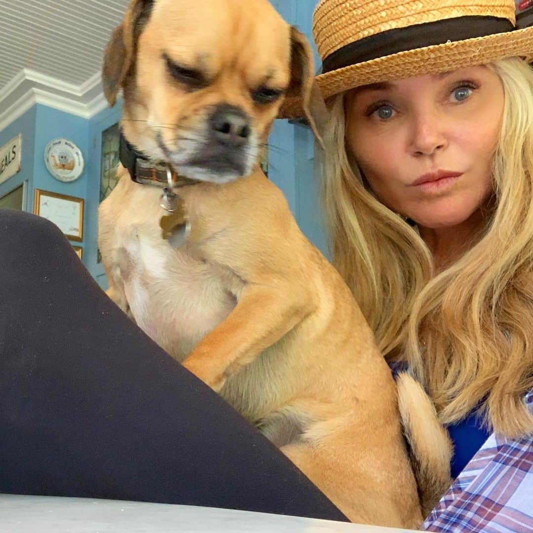 クリスティ・ブリンクリーさんのインスタグラム写真 - (クリスティ・ブリンクリーInstagram)「Models Off Duty @daisythedukes #smokeyeye #christiebrinkley #nomakeup @bellissimaprosecco pS you KNOW no make up means a tiny bit of make up like concealer!」5月30日 23時33分 - christiebrinkley