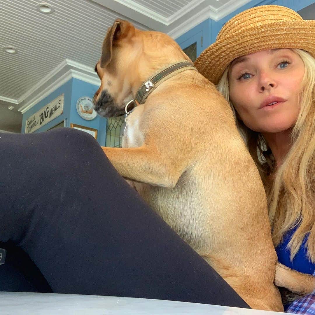 クリスティ・ブリンクリーさんのインスタグラム写真 - (クリスティ・ブリンクリーInstagram)「Models Off Duty @daisythedukes #smokeyeye #christiebrinkley #nomakeup @bellissimaprosecco pS you KNOW no make up means a tiny bit of make up like concealer!」5月30日 23時33分 - christiebrinkley