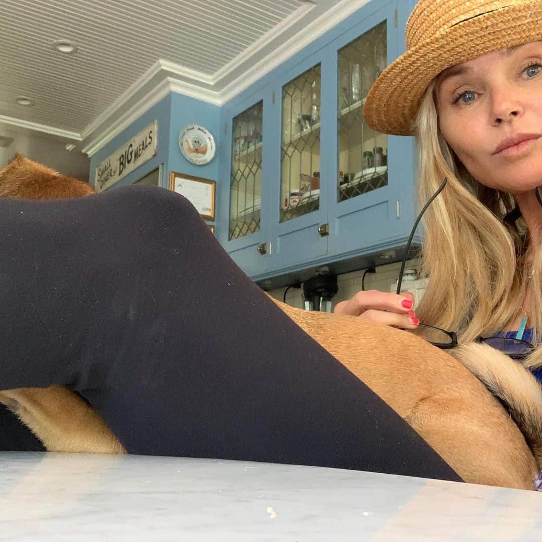 クリスティ・ブリンクリーさんのインスタグラム写真 - (クリスティ・ブリンクリーInstagram)「Models Off Duty @daisythedukes #smokeyeye #christiebrinkley #nomakeup @bellissimaprosecco pS you KNOW no make up means a tiny bit of make up like concealer!」5月30日 23時33分 - christiebrinkley