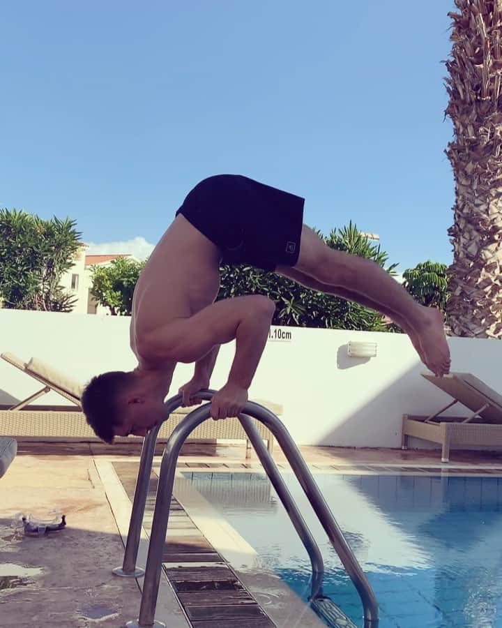 マックス・ウィットロックのインスタグラム：「My lift circuit conditioning routine from holiday, making use of what’s around, 5 lift to handstand variations 🤸‍♂️👍 who likes working out on holiday? . #gym #gymnast #gymnastics #fitness #fitnessmotivation #motivation #bodyweightworkout #bodyweighttraining」