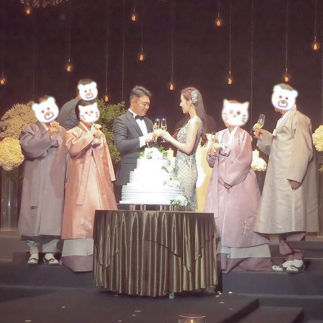 今吉めぐみさんのインスタグラム写真 - (今吉めぐみInstagram)「＊__megu813__＊﻿ ﻿ 先日、元SDN48メンバーのシヨンの﻿ 結婚式に参列してきました💍💕﻿ ﻿ ﻿ 韓国の結婚式初参加✨﻿ シヨンのドレス姿だったり﻿ 式場の内装だったり﻿ 『綺麗✨』が止まらん式だった🇰🇷💕﻿ ﻿ 幸せな笑顔、空間を﻿ メンバーと韓国に行く機会を﻿ ありがとう🇰🇷❤️﻿ ﻿ ﻿ 式終了後に内装のお花が﻿ すんごい勢いでなくなったんだけど💐﻿笑 花好きな私としては﻿ 花を愛する文化好きだったな❤️﻿ ﻿ 日本だと男性は遠慮していいですよー﻿ 重たいしー﻿ とかだったりするけど﻿ レディファーストにしつつ﻿ 男性もお花を持ち帰る感じ﻿ 私はとても素敵だなって思った💐✨﻿ ﻿ ﻿ #lottehotelseoul #wedding #koreawedding #weddingparty #sdn48 ﻿」5月30日 23時39分 - megu813
