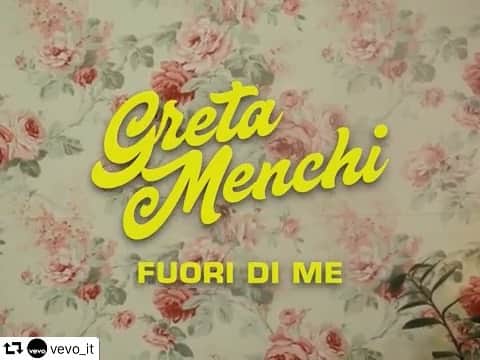 Greta Menchiのインスタグラム：「#repost @vevo_it ・・・ Manca poco! Il nuovo video di @gretamenchi arriva DOMANI su Vevo: ecco un assaggio... 🎥💥⠀ #FuoriDiMe ore 14:00」