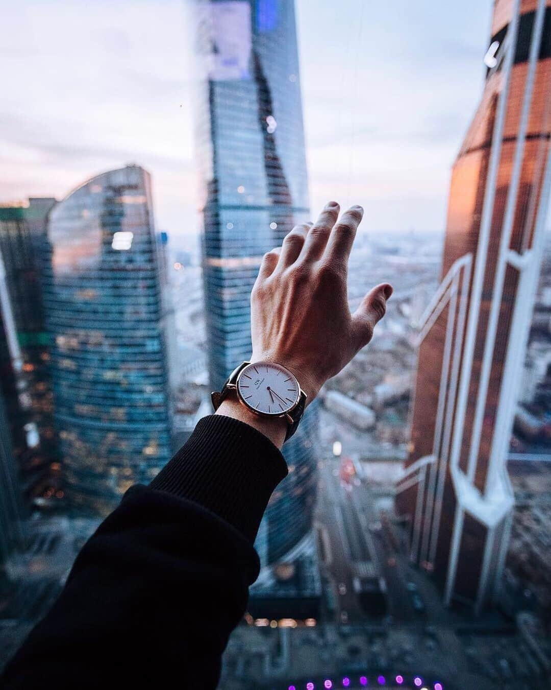 ダニエルウェリントンさんのインスタグラム写真 - (ダニエルウェリントンInstagram)「Big cities are like museums, urban art is literally everywhere. (Photo via @vor_ject) #DanielWellington」5月30日 23時47分 - danielwellington