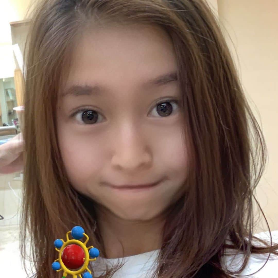 森下千里のインスタグラム：「髪切りました✂️👧🏻 . . #スナチャ #夏  #長年 #わざと らしい顔するのが #ポイント #hair #髪型 #ゆる巻き」