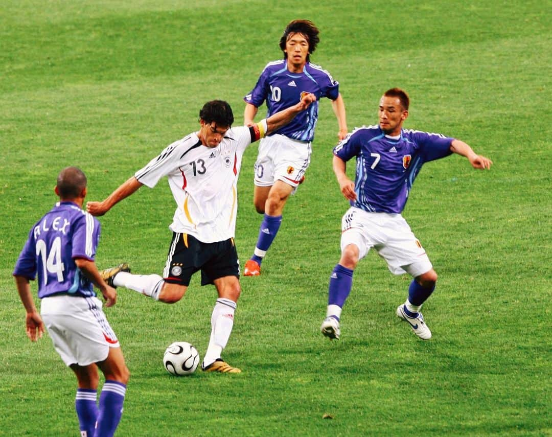 バイエル・レバークーゼンさんのインスタグラム写真 - (バイエル・レバークーゼンInstagram)「#ThrowbackThursday to 2006: @dfb_team 🆚 Japan in the #BayArena. On the pitch: #Schnix and @michaelballackofficial 🖤❤️ #Bayer04 #Werkself」5月30日 23時45分 - bayer04fussball