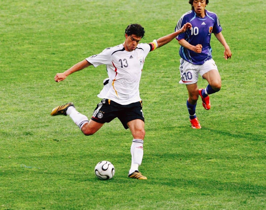 バイエル・レバークーゼンさんのインスタグラム写真 - (バイエル・レバークーゼンInstagram)「#ThrowbackThursday to 2006: @dfb_team 🆚 Japan in the #BayArena. On the pitch: #Schnix and @michaelballackofficial 🖤❤️ #Bayer04 #Werkself」5月30日 23時45分 - bayer04fussball