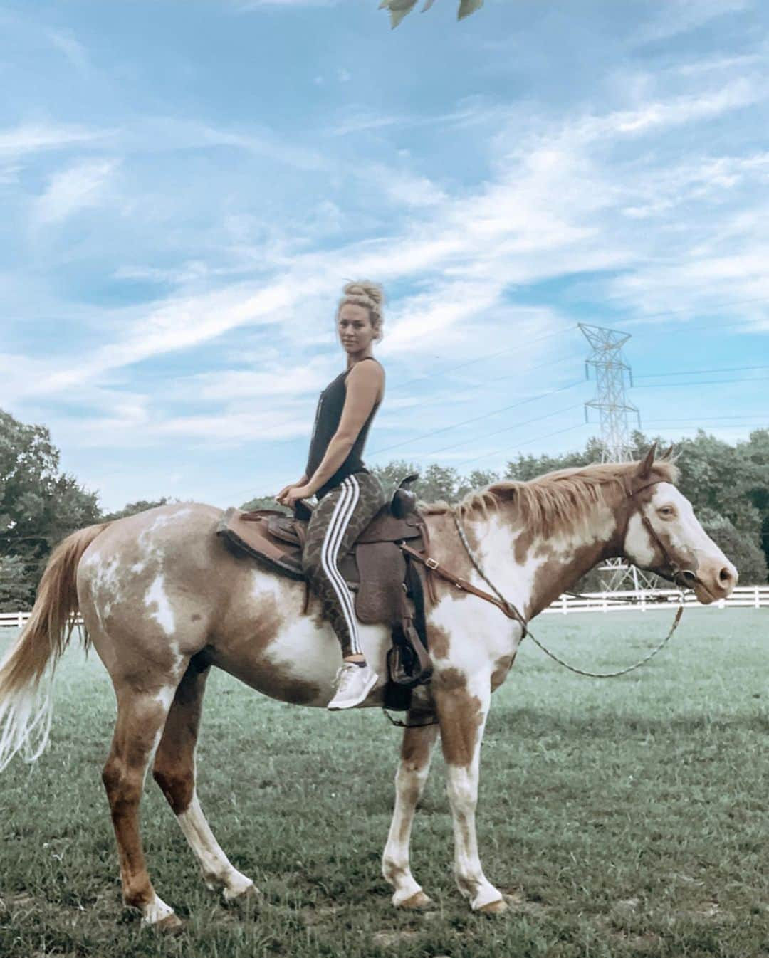 Kindly Myersさんのインスタグラム写真 - (Kindly MyersInstagram)「Just pushing my luck... seeing what I can get away with. So far Tex could care less what I’m doing.」5月30日 23時45分 - kindlymyers