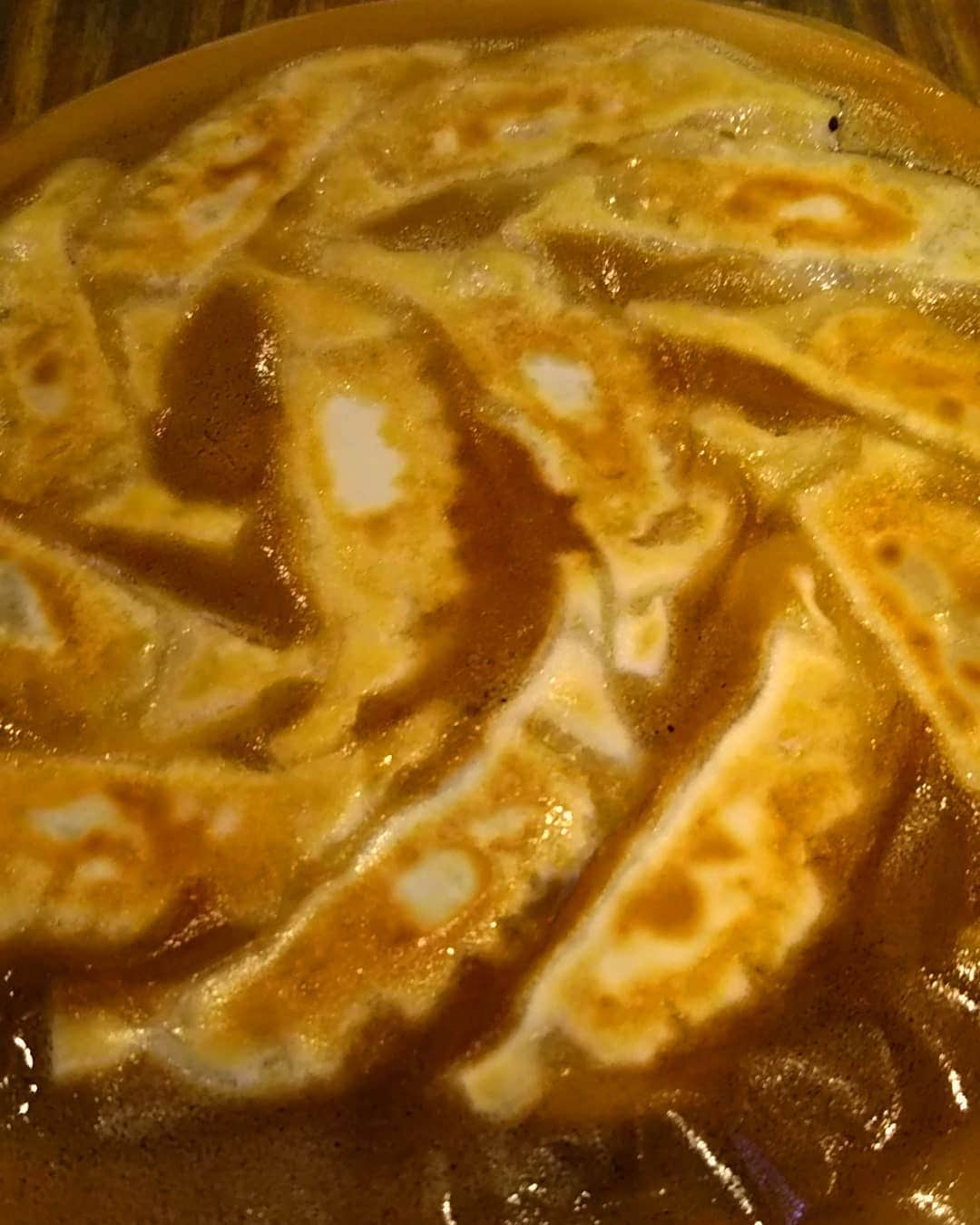 九州うまか 北浜店のインスタグラム：「ぱっと見何かわからないですけどね。餃子でございますよ。  #九州うまか#九州うまか北浜店#北浜#淀屋橋#天満橋#京橋#肥後橋#堺筋本町#大阪#大阪グルメ#居酒屋#日本酒#焼酎#純米#泳ぎイカ#もつ鍋#九州料理#九州#博多#福岡#鹿児島#宮崎#佐賀#長崎#大分#熊本#肉#餃子」