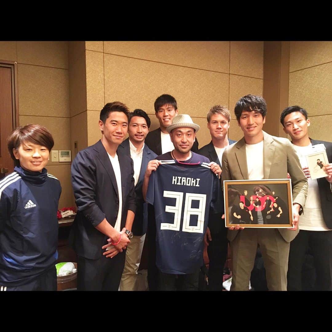 のインスタグラム：「. とうとう！！ お会いすることが出来ました！ . #香川真司 選手 #柴崎岳 選手 #原口元気 選手 #酒井高徳 選手 #冨安健洋 選手 #桃田賢斗 選手（バドミントン） #宮間あや 選手 . 彼らが所属する@udnsports の 社会貢献活動やコミュニケーション活動の新事業団体 UDN Foundation設立の 発表記者会見が行なわれるホテルにて、 会見の直前に控え室にご招待頂きまして。 . ご招待いただいたお礼を兼ねて 描き下ろしたイラストをプレゼントに持って行ったのですが、 まさかの逆プレゼントで HIROKI.38ユニフォーム（選手サイン入り）を 頂きました！. . また家宝が増えました。 . 選手の皆様、スタッフの皆様 会見前の超絶にお忙しい中 本当にありがとうございました！. . . 全員集合を前にド緊張してテンパって あわあわして何を喋ったか記憶がないです。 . #描き始めて描き続けて本当に良かった #おっさんになっても#夢は叶うよ」