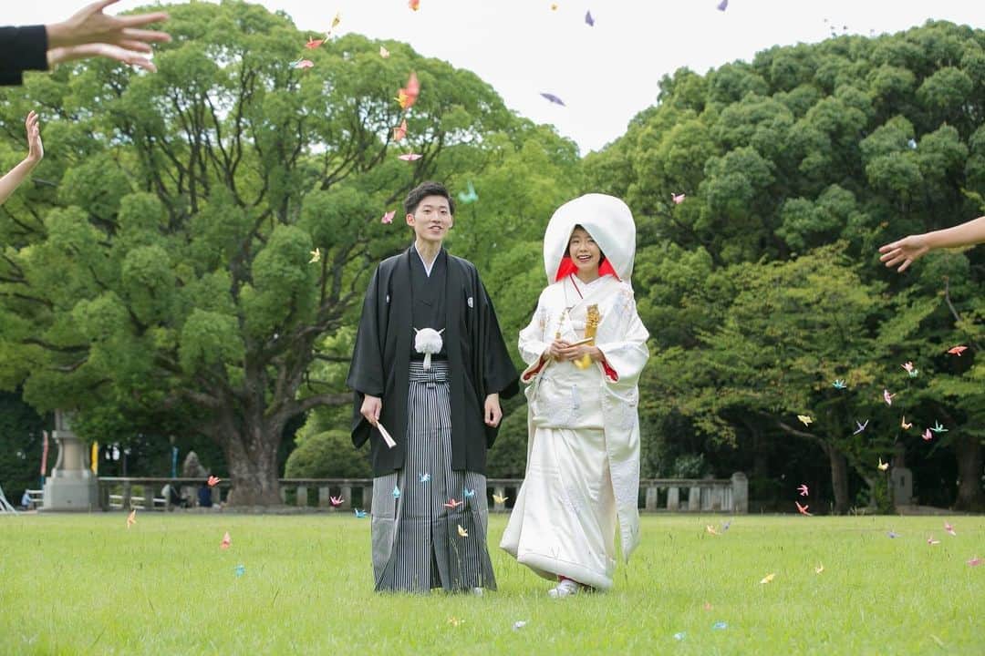 juno_jinjakonさんのインスタグラム写真 - (juno_jinjakonInstagram)「. 挙式のあとの、折り鶴シャワー 和婚ならではの、お祝いシーンです。 鶴は夫婦仲がよく、一生連れ添うことからも、結婚式の演出にもぴったりだと言われています。 *﻿ 【JUNO神社婚相談会】﻿﻿ 毎週月・木・土・日 10時～18時﻿﻿ JUNO天神本店、JUNO熊本店にて神社相談会を行っております。﻿﻿ ※予約制になります。﻿﻿ ・白無垢、色打掛合わせのご案内﻿﻿ ・プランご説明　（プラン12万円～）﻿﻿ ・当日までの流れ﻿﻿ ・当日神社でのサポート内容﻿﻿ ・お食事のご案内﻿﻿ etc... 何でもご相談下さい。﻿﻿ △ご予約方法△﻿﻿ @juno_jinjakon ホーム画面のURL﻿﻿ よりお待ちしております。﻿﻿ *﻿﻿ -----------------------------------------﻿﻿ 【JUNO（ジュノ）】では福岡・熊本で#神社婚  をプロデュースしています。 ﻿﻿ ﻿﻿ #juno神社婚#juno和婚﻿﻿ *﻿﻿ *﻿﻿ ☏0120-791-259﻿﻿ 天神本店・熊本店にて受付中﻿﻿ *﻿﻿ ≪福岡≫プロデュース可能な神社﻿﻿ #護国神社﻿﻿ #住吉神社﻿﻿ #櫛田神社﻿﻿ #太宰府天満宮﻿﻿ 警固神社﻿﻿ 香椎宮﻿﻿ 宮地嶽神社 ﻿﻿ 宗像大社﻿﻿ *﻿﻿ ≪熊本≫  プロデュース可能な神社﻿﻿ #加藤神社﻿﻿ #健軍神社 ﻿﻿ #藤崎八旛宮﻿﻿ #阿蘇神社﻿﻿ *﻿﻿ *﻿﻿ *﻿﻿ #福岡花嫁#熊本花嫁 #和婚#神社式 ﻿﻿#神前式  #白無垢 ﻿#綿帽子  #折り鶴シャワー #和婚アイテム#japanesewedding #洋髪 #福岡プレ花嫁 #プレ花嫁 #大人花嫁#和装後撮り#和装前撮り#和装前撮りロケーション #令和婚 #日本の結婚式」5月30日 23時49分 - juno_jinjakon
