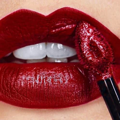 Smashboxのインスタグラム：「Add some luscious color that won't wear off for the start of summer season 💋 ⠀⠀⠀⠀⠀⠀⠀⠀⠀ #regram @elenasmakeup  Always On Liquid Lipstick in shade Miss Conduct」