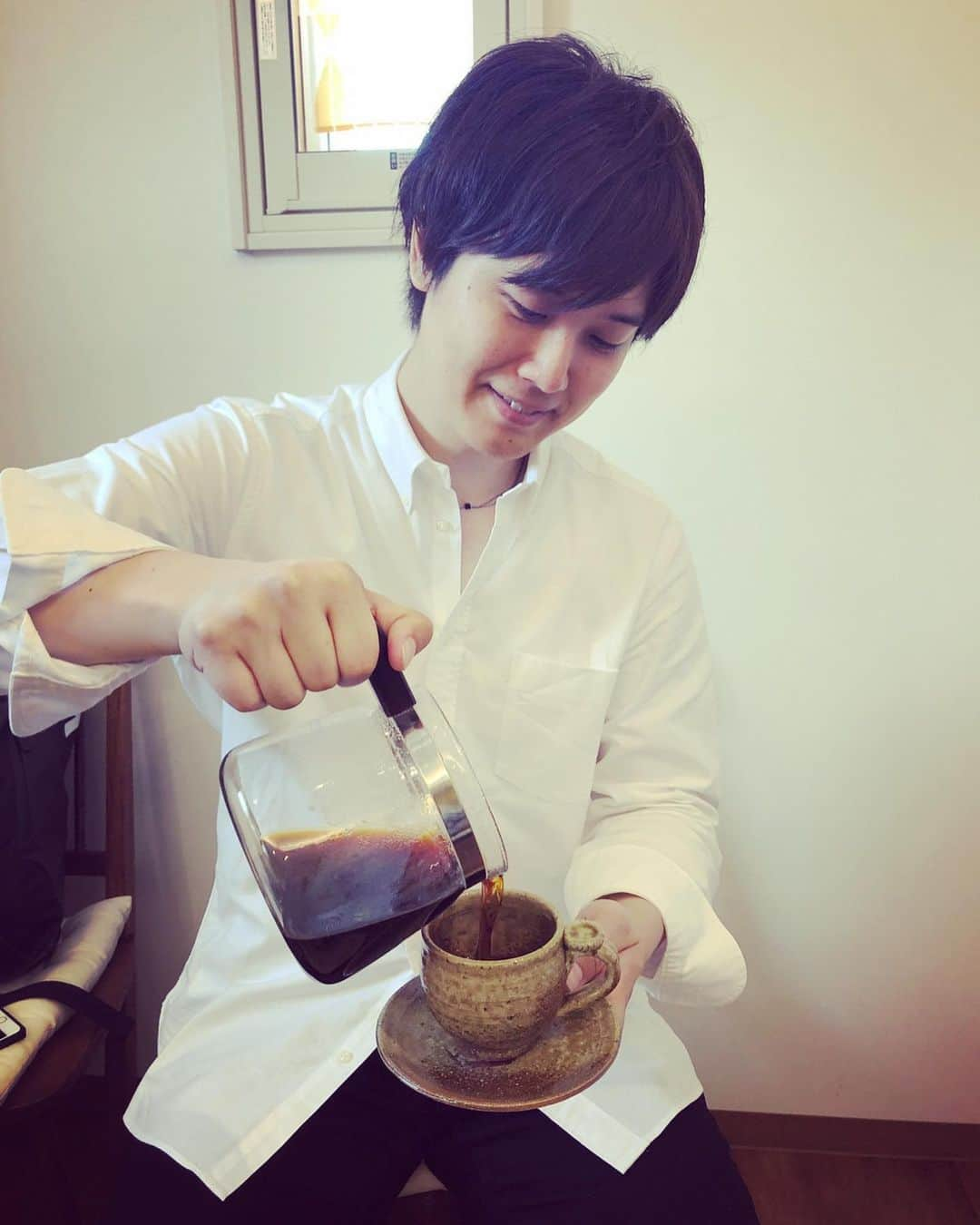 三浦祐太朗さんのインスタグラム写真 - (三浦祐太朗Instagram)「今日も一日お疲れ様なのじゃ。わらわの淹れた珈琲はいかがかの。 #珈琲 #コーヒー #☕️ #coffee #ネルドリップ #仙狐さん #🦊」5月30日 23時54分 - yutaro_3ura