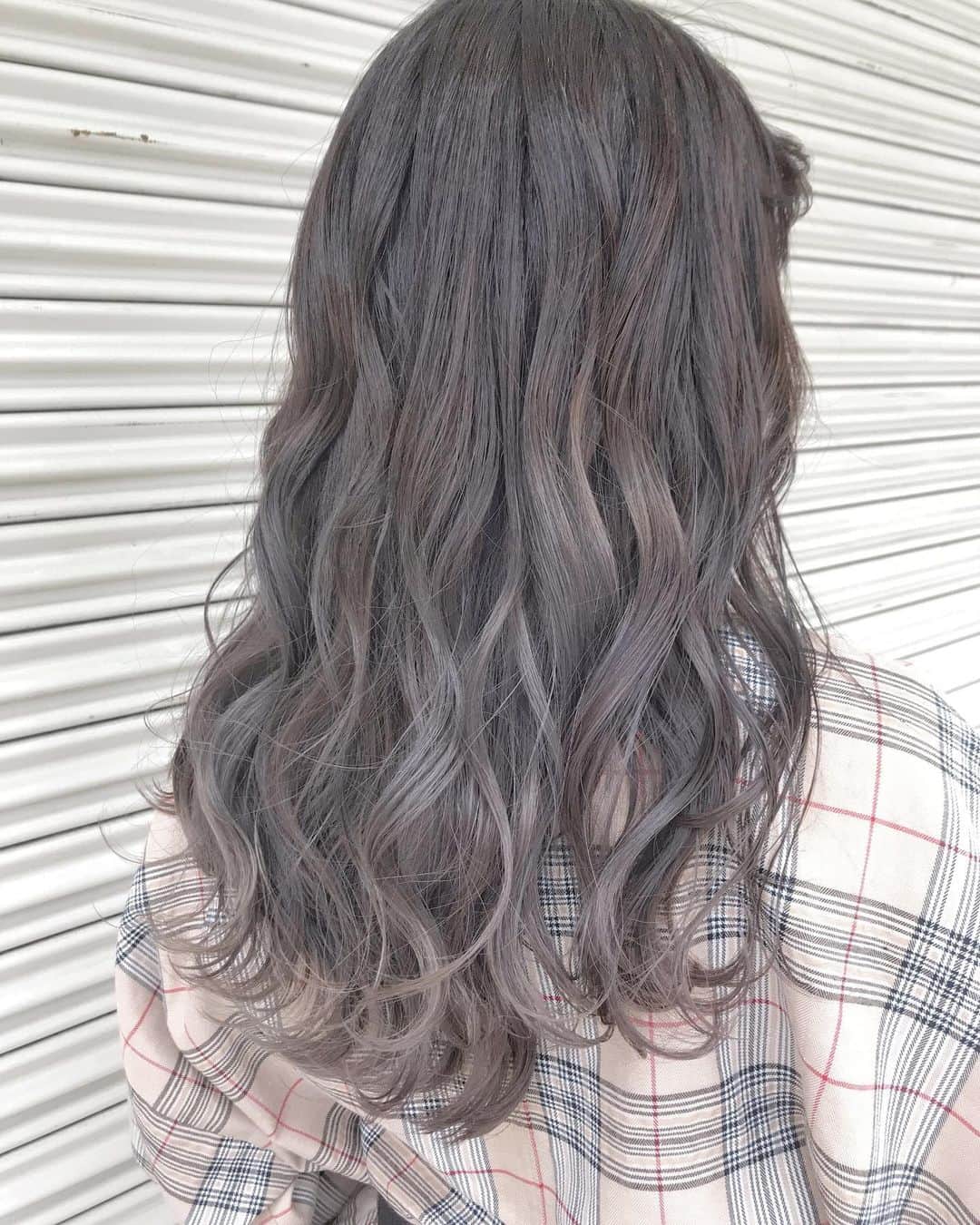 のインスタグラム：「. . –––––––––––––––––––––––––––– . 2bleach+purple pink🐄 . . 柔らかいハイトーンカラー お任せください🦔🌿✨ DM・☎︎からのご予約がおススメ🌻 . –––––––––––––––––––––––––––– . . #crea_arisa 大人気のおススメカラー🌿 #ミルクたっぷりカラー🥛 . 色素薄い外国人のような 赤味のないカラーなら お任せください👩🏼💐 . . #ミルクティーベージュ #ミルクティーカラー #ミルクティーアッシュ #ミルクティー色 #ミルクティーグレージュ #シースルーカラー #パールピンク #ピンクアッシュ #痛まないブリーチ #ケアブリーチ #クリーミーベージュ #ハイライト #ハイトーンカラー #グラデーション #バレイヤージュ #色素薄い  #シアカラー  #透明感カラー得意  #プリスタ #mery #hpb_hair #lala_hair」