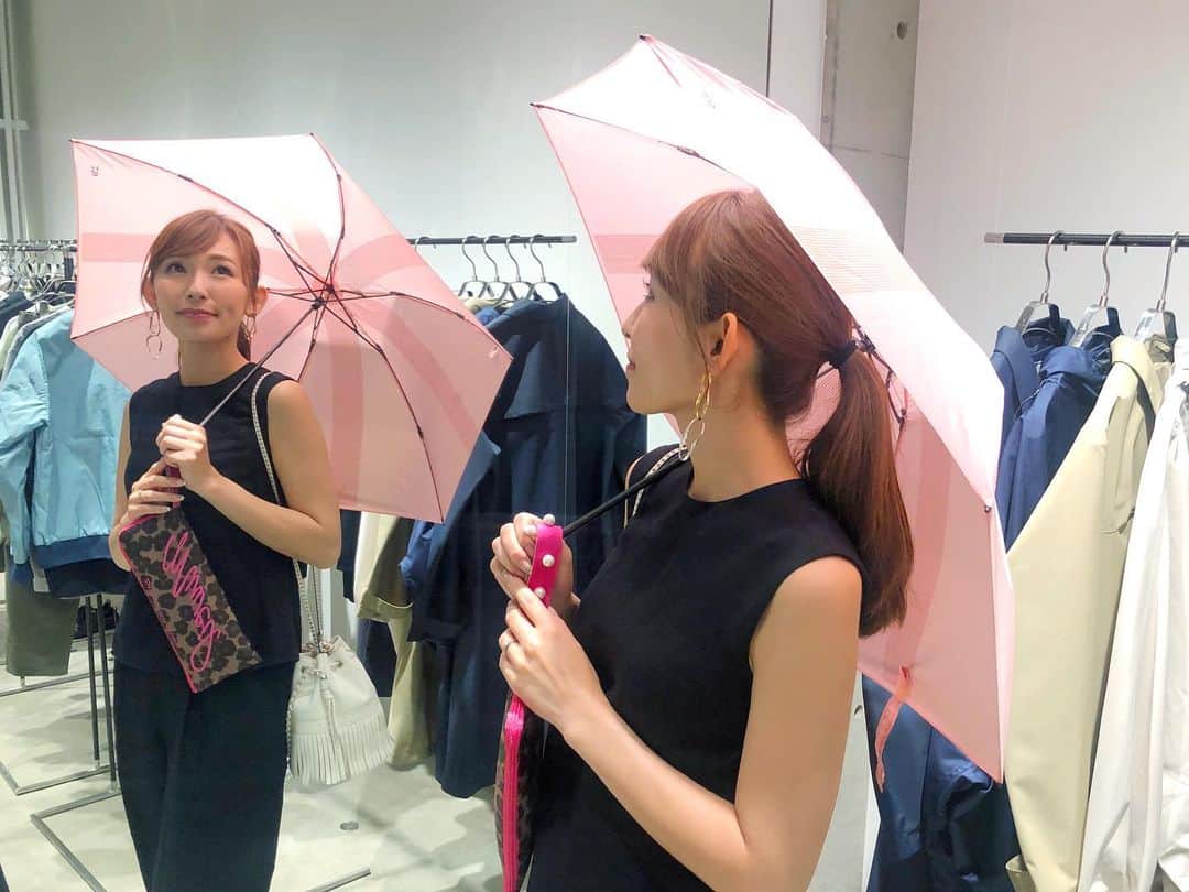 shizuka.watanabeさんのインスタグラム写真 - (shizuka.watanabeInstagram)「♡♡♡ ・ ・ 世界最軽量の折りたたみ傘‼️ この傘、ほんとに軽い！みんなできゅうりより軽いんじゃない？って話してたぐらい！ ・ @dvec_tokyo_exclusive とMUVEILのコラボ商品です！！ ・ 吸水性のあるカバーもついていてバッグの中に入れても濡れないようになってるよ♡ ・ 花柄のレオパード3色がコラボ商品になってます！！ストラップのパールも可愛い💕 ・ 傘は無地の商品も4色あるので男性でも持ちやすそう！私も欲しいなー❤️ ・ ・ ・ #dvec #ディーベック #daiwa #折りたたみ傘 #アンブレラ #umbrella #傘 #世界最軽量 #instagood #instagirl #instadiary #love #happy #mama」5月31日 10時43分 - shizuka.watanabe