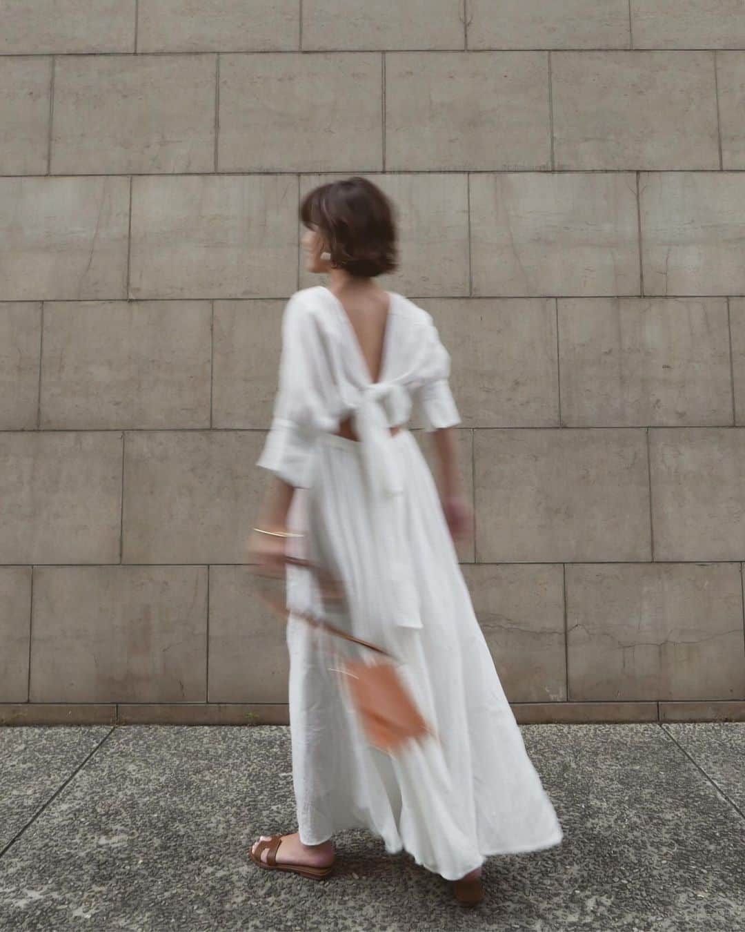JUNNAのインスタグラム：「@etretokyo 🕊 ・ ・ ・ DRESS #オープンバックリボンコットンドレス BAG/  LOEWE BANGLE /  LOEWE PIERCE / #サークルパールピアス SANDAL / #HERMÈS #156cm  #junna👠 #etretokyo #2019etreSS #hermesoran #loewebag #junna #カジュアルコーデ #大人カジュアル #サマードレス #カジュアルファッション #ルクア #高島屋 #タカシマヤ #ロエベ#背中 #エルメス#背中痩せ #リゾートコーデ #マキシワンピ #ワントーンコーデ  #マキシワンピース #ワンピース #ボブ #ボブヘアアレンジ #ボブヘアー #ミディアムアレンジ」
