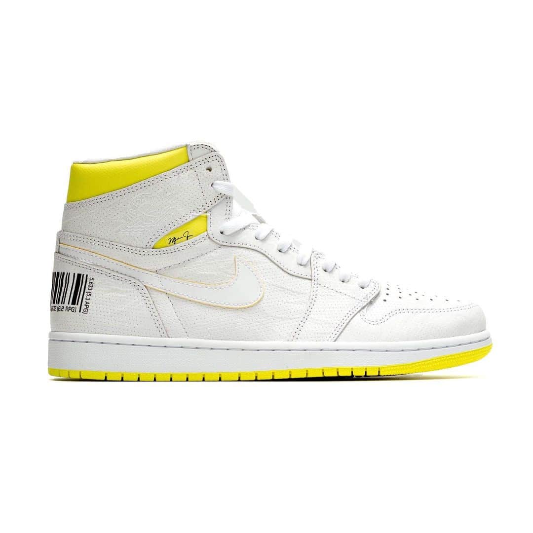 HYPEBEASTさんのインスタグラム写真 - (HYPEBEASTInstagram)「@hypebeastkicks: Here’s a first look at the forthcoming Air Jordan 1 "First Class Flight.” Referencing airfare tickets, the shoe takes on a clean white leather upper with yellow accents, and features a “FIRST CLASS FLIGHT” barcode, Michael Jordan’s initials and a recycling-inspired triangle. It’s expected to take wing in July via @nike’s site and @jumpman23 stockists for $160 USD. Photo: @hanzuying」5月31日 10時49分 - hypebeast