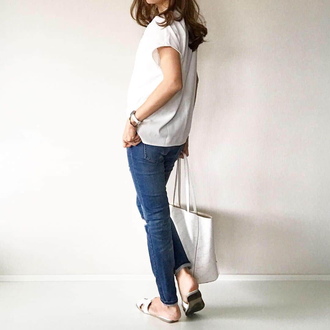 mario_dozonoさんのインスタグラム写真 - (mario_dozonoInstagram)「* 🕊👖🕊👖 今日は大好きなホワイト×デニムの組み合わせ。 このシンプルでクリーンな潔さが昔から好き☺️✨ * 深めVネックでデコルテがきれいに見えるブラウスは @urs_official 。 家で洗えるしシワもつきにくいから息子に汚されても安心😂 * もうすぐ梅雨ですね〜☔️ 外出が面倒になるし髪巻いてもすぐカールとれるし梅雨は嫌だ〜😩💦 * * blouse… @urs_official (※ #vネックフレンチスリーブブラウス ) denim… uniqlo bag… stellamccartney sandals… titivate * * * #coordinate #mineby3mootd #4yuuu #ponte_fashion #beaustagrammer #urs_styling #urs_official #ユアーズ #ゆるふわアレンジ #ゆるふわ巻き #きょコ #今日の服 #今日のコーデ #夏コーデ #シンプルコーデ #ブラウスコーデ #ホワイトコーデ #大人女子コーデ #カジュアルコーデ #大人カジュアル #ママコーデ #きれいめカジュアル #きれいめコーデ #お出かけコーデ #プチプラコーデ #30代ファッション #スキニーデニム #ロカリ」5月31日 9時24分 - mario_dozono