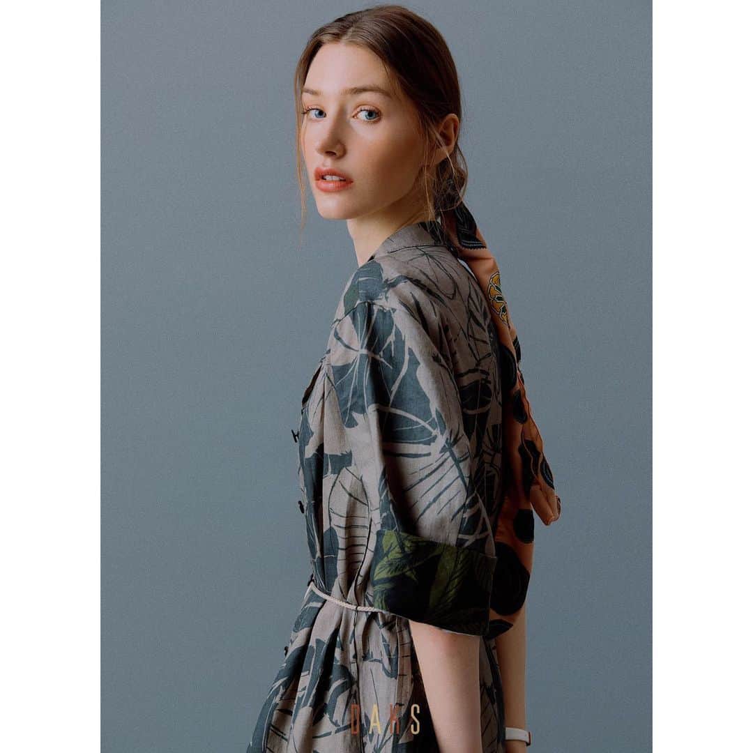 DAKS Koreaさんのインスタグラム写真 - (DAKS KoreaInstagram)「• DAKS ladies 19SS Portrait of a Lady  여성의 가장 멋진 순간 을 함께하며 스타일을 빛내주는 닥스 레이디스가 올해 125주년을 맞이했습니다. 이번 봄여름은 Portrait of a lady 라는 테마로 닥스가 추구하는 다양한 여인의 모습을 생생하게 담아봅니다.  RELAXED LADY  풍부한 햇살이 내리쬐는 5월에는 한결 여유가 느껴지는 여성의 특별한 휴식을 담았습니다. 집에서 즐기는 나만의 휴식, 근교로 떠나는 기분 좋은 여행 등 일상을 이상적으로 만들어줄 ‘릴랙스’ 무드로 가득합니다. 부드러운 리넨 소재와 휴양지가 연상되는 이국적인 패턴, 경쾌한 컬러 조합 등 편안하면서도 고급스러운 리조트룩과 트래블 룩으로 일상에서 벗어나 잠시 재충전하는 시간을 가져보세요. 도시와 휴양지를 아우르는 닥스 레이디스 모던 트래블러.  _ 어디든 떠날 계획을 세우고 있다면 이국적인 정취가 느껴지는 패턴 아이템으로 시선을 돌려보세요. 열대 우림을 연상시키는 패턴 로브는 자연의 웅장함을 입은 듯 가볍게 걸치기만 해도 스타일에 힘을 더해줍니다. 이때, 로브는 길이에 따라 분위기가 달라집니다. 무심한 듯 편안한 스타일을 추구한다면 길이가 긴 로브와 슬림한 슬랙스와 매치해 자연스러운 스타일을 연출하세요.  _ [그린 프린트 린넨 셔츠형원피스] #DLDR9B603E2 [아이보리 멜란지 린넨 민소매티셔츠] #DLTS9B413IV [베이지 스티치장식 하프팬츠] #DLPA9B401I2 _ #닥스 #닥스레이디스」5月31日 9時16分 - dakskorea_accessories