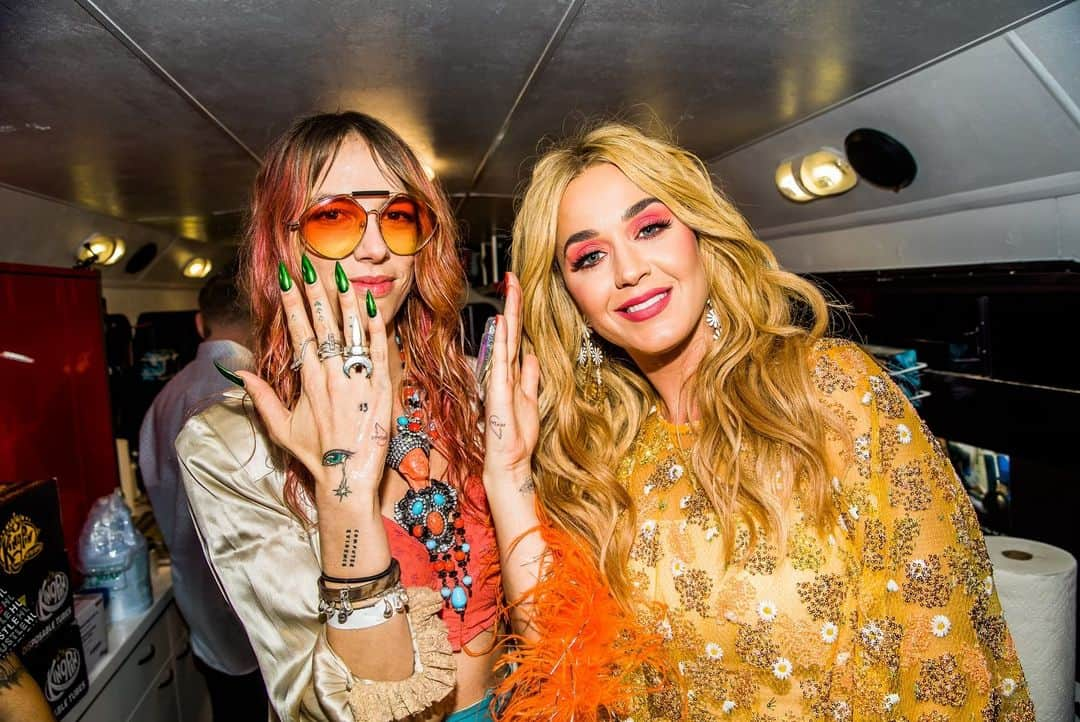 ケイティ・ペリーさんのインスタグラム写真 - (ケイティ・ペリーInstagram)「My love for KatyCats is #NeverReallyOver 🧡 Last night was a super groovy hang @youtubemusic. Watch page link in bio!」5月31日 9時16分 - katyperry