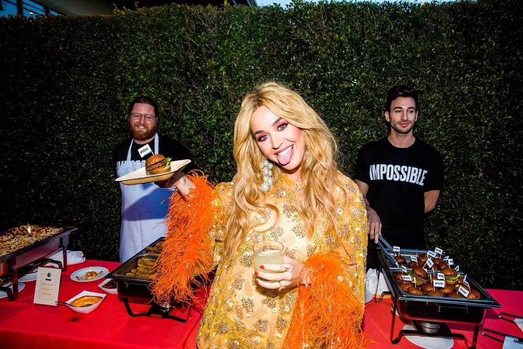 ケイティ・ペリーさんのインスタグラム写真 - (ケイティ・ペリーInstagram)「My love for KatyCats is #NeverReallyOver 🧡 Last night was a super groovy hang @youtubemusic. Watch page link in bio!」5月31日 9時16分 - katyperry