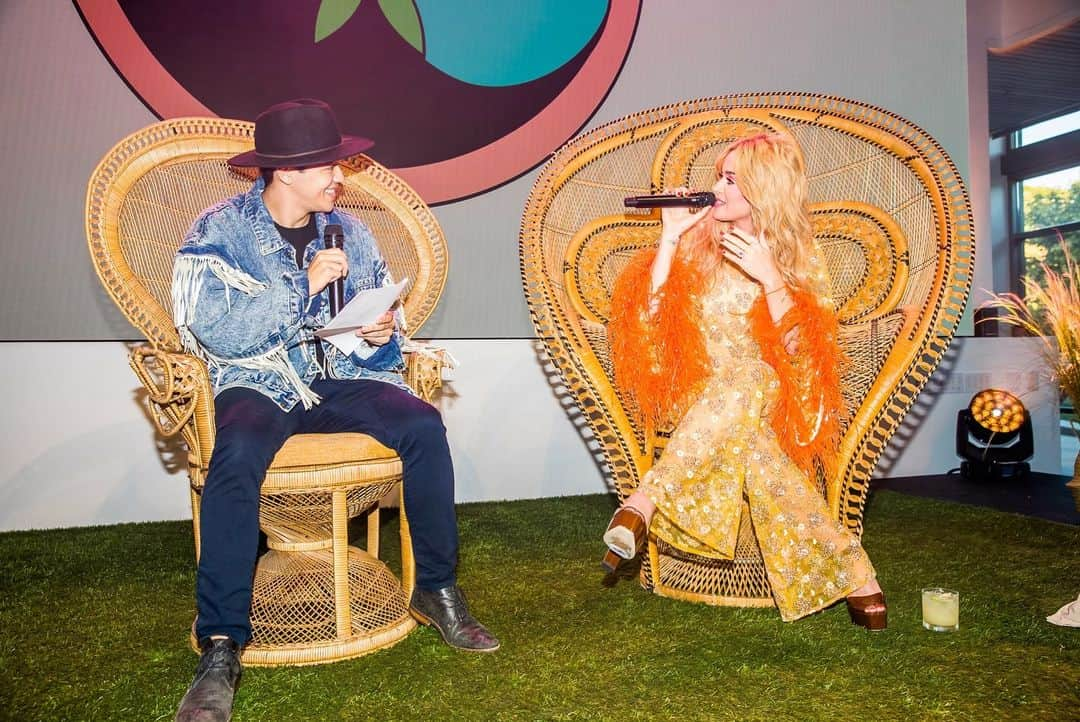 ケイティ・ペリーさんのインスタグラム写真 - (ケイティ・ペリーInstagram)「My love for KatyCats is #NeverReallyOver 🧡 Last night was a super groovy hang @youtubemusic. Watch page link in bio!」5月31日 9時16分 - katyperry