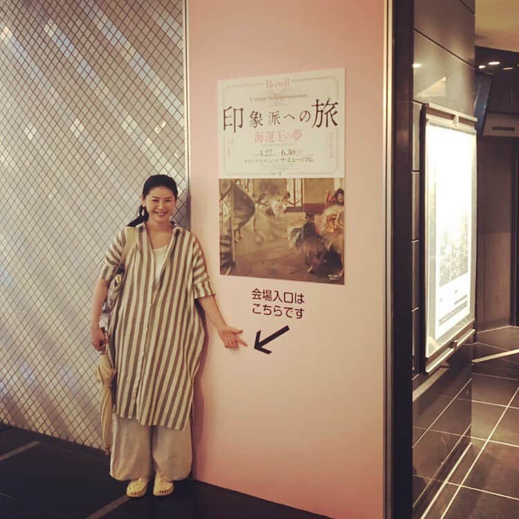 睦さんのインスタグラム写真 - (睦Instagram)「行ってきました、 渋谷Bunkamura ザ・ミュージアムで 開催中の 印象派への旅。  それぞれの絵の 静かな迫力に 圧倒されました。  ウィリアム・バレルさんが このコレクションを 寄付する時の提示が 印象的でした。  大気汚染の影響が少ない 郊外にコレクションの作品を 展示すること。  また英国外には 貸し出さないこと。  その意味が、 じわぁと伝わってきました。  今回は、 グラスゴーの バレル・コレクションが 改修工事で閉館中のため、 日本で観れる 貴重な展示な様です。  ありがたい 気持ちになれましたぁ。  個人的には、 絵を囲む額縁も 見どころの１つかと。  撮影OKゾーンも ありますよ、ぜひ。  #印象派への旅  #海運王の夢  #bunkamura  #ザミュージアム  #渋谷  #shibuya  #shibuyabunkamura  #バレルコレクション  #avoyagetoimpressionism  #theburrell  #美術館  #artmuseum  #art  #文化村  #tokyu  #東急  #展覧会  #vangogh  #ゴッホ  #ルノワール  #セザンヌ  #クールベ  #renoir  #ssw  #lyricst  #作詞家  #model  #モデル  #井上睦都実  #睦」5月31日 9時16分 - mutsumi1220