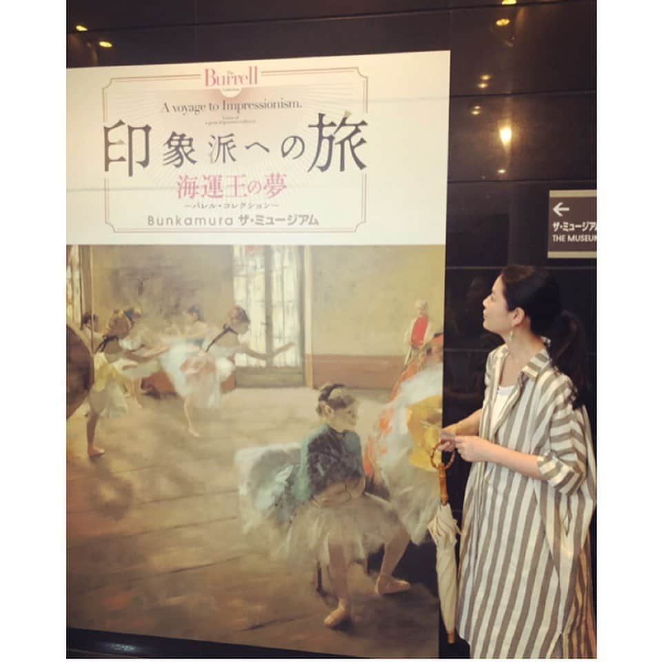 睦のインスタグラム：「行ってきました、 渋谷Bunkamura ザ・ミュージアムで 開催中の 印象派への旅。  それぞれの絵の 静かな迫力に 圧倒されました。  ウィリアム・バレルさんが このコレクションを 寄付する時の提示が 印象的でした。  大気汚染の影響が少ない 郊外にコレクションの作品を 展示すること。  また英国外には 貸し出さないこと。  その意味が、 じわぁと伝わってきました。  今回は、 グラスゴーの バレル・コレクションが 改修工事で閉館中のため、 日本で観れる 貴重な展示な様です。  ありがたい 気持ちになれましたぁ。  個人的には、 絵を囲む額縁も 見どころの１つかと。  撮影OKゾーンも ありますよ、ぜひ。  #印象派への旅  #海運王の夢  #bunkamura  #ザミュージアム  #渋谷  #shibuya  #shibuyabunkamura  #バレルコレクション  #avoyagetoimpressionism  #theburrell  #美術館  #artmuseum  #art  #文化村  #tokyu  #東急  #展覧会  #vangogh  #ゴッホ  #ルノワール  #セザンヌ  #クールベ  #renoir  #ssw  #lyricst  #作詞家  #model  #モデル  #井上睦都実  #睦」
