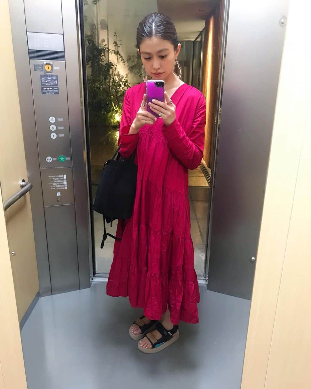 木野園子のインスタグラム：「全身。emmi @emmi.jp ×SUICOKE @suicoke_official のサンダルが可愛くて履きやすくてお気に入り‼️そして、あえてティアードのワンピースに合わせるのも好き😋  #fashion #instafashion #ootd #todaysoutfit #todaysfashion #emmi #suicoke #merlette #sandal」