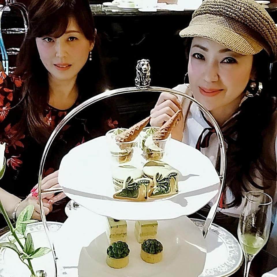 今堀恵理さんのインスタグラム写真 - (今堀恵理Instagram)「@chika__528 さんと2人でリッツカールトン大阪に 世界的シューズブランド「マノロ ブラニク」とコラボレートした抹茶アフタヌーンティーを食べに行って来ました💕  私のコーデは　@primazel.official 　のウエストプリーツリボンサロペットにしました。 生地が柔らかくて軽くて着やすいの😍💞 お値段の安さにビックリで黒やピンクも欲しくなりました ストーリーにてスワイプ出来ますので見てみて下さい❤ これ１枚で今年のトレンドを入れたファッションになりますよね Tシャツ、ブラウス、色々な物と合わせてみて下さい  #プリマゼル　#primazel　#リッツカールトン大阪　#抹茶アフタヌーンティー　#ritzcarltonosaka #ファッションインスタ　#トレンド　#マノロブラニク　#ベントレー　#サロペット　#体型カバー　#ファッショニスタ #ハイヒール #MANOLOBLAHNIK」5月31日 9時32分 - eriimahori