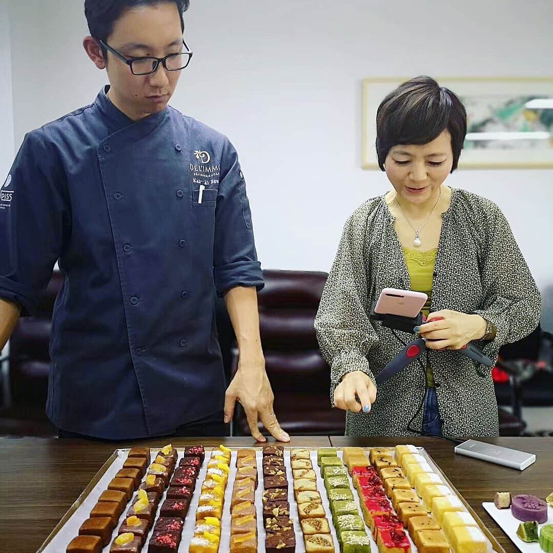 eguchikazuakiのインスタグラム：「【1万人という目に見えないお客様】 ・ おはようございます、上海から帰国しました、毎回驚きと発見の連続ですがまだまだチャレンジします💪 ・ 今回も色々商品を作る中で一つチャレンジをしました、上海の人に向けてオンラインで商品の紹介、デリーモの発信をする訳ですが、結果リアルタイムて1万人以上の方が見てくれました👏🏻 出たり入ったりでも1万人は切らない圧倒的なマーケットの違いに中国のスゴさを感じましたし、正直嬉しいです💪常にコメントが入り続ける、、、何をコメントされているんだ⁉️ ・ 中国語が話せたら直接やりとり出来るんだろうなと😭 ・ ネットで簡単になんでも手に入る時代に私達パティシエ、ショコラティエはそれぞれの物作りの想いをいかに伝えるか❓SNSで簡単にやりとり出来るようになりつつも間違った情報も簡単に伝わります。 ・ 真逆の世界に現場の販売スタッフがいます。何の為にそこに立ち、お客様に何を提供出来ているか❓サーヴィス業ではないです🤷🏻‍♂️ ネット注文では体感出来ない、実店舗の世界感、そこにスタッフの力は絶大です。 ・ 2019年の半分も終わります、ちんたらしてないで世界のスピードについていきたいと思います🏃‍♂️ ・ #delimmo #デリーモ #中国 #上海 #マーケット #ブランド #無名 #1万人 #お客様 #スタッフ #自己価値 #あげろ #ネット販売 #一撃 #パティシエ #ショコラティエ #江口和明 #eguchikazuaki #チャレンジ #失敗 #気にしない #トレーニング #筋トレ #最高 #発散 #ストレスフリー」