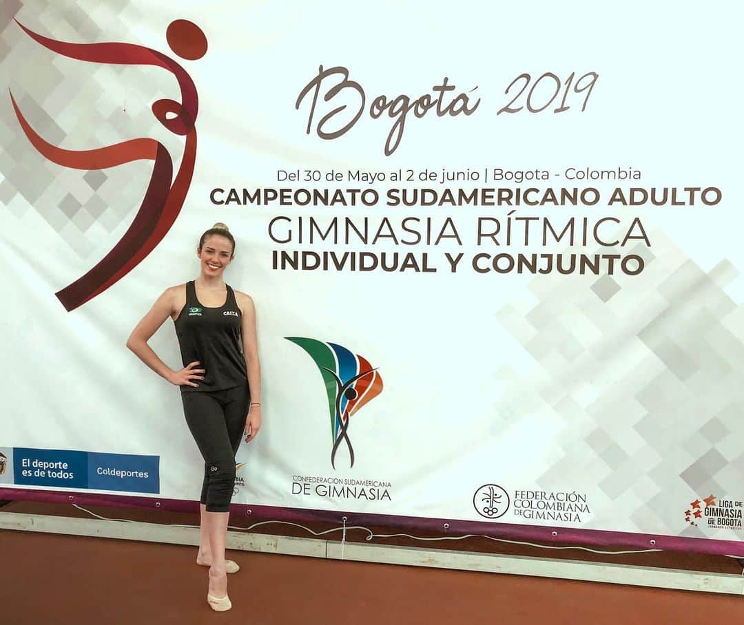 のインスタグラム：「Treino de pódio concluído com sucesso... Tudo pronto para iniciarmos a competição!! Amanhã começamos com arco e bola!! Assim que eu tiver o link da transmissão vou postar nos stories para quem quer acompanhar a competição!! Vamos com TUDO Brasil, muita concentração, foco e garra!! 🙏🏼✨🤸🏼‍♀️💪🏼🇨🇴😍🔰❤️ #focus #rhythmicgymnastics #competition #sudamericano #colombia #bogota2019 #caixaesportes #cbg #cob #timebrasil #gaudiofitness」