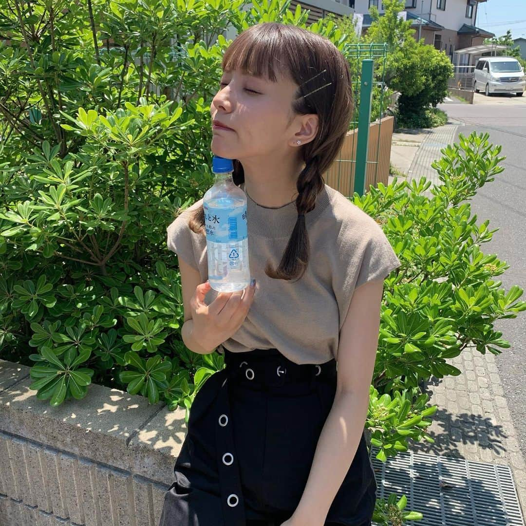 小田川エリカさんのインスタグラム写真 - (小田川エリカInstagram)「・ 今日も一日頑張る☀️ 暑くて水分ばっかりとってて お腹がぽちゃぽちゃ👶🏻 この可愛いニット色違いほしい🧶 #code#プチプラ#titivate#ティティベイト #titivatestyle#ベーシックフレンチスリーブライトニット (@titivatejp)」5月31日 9時29分 - 0904.erika