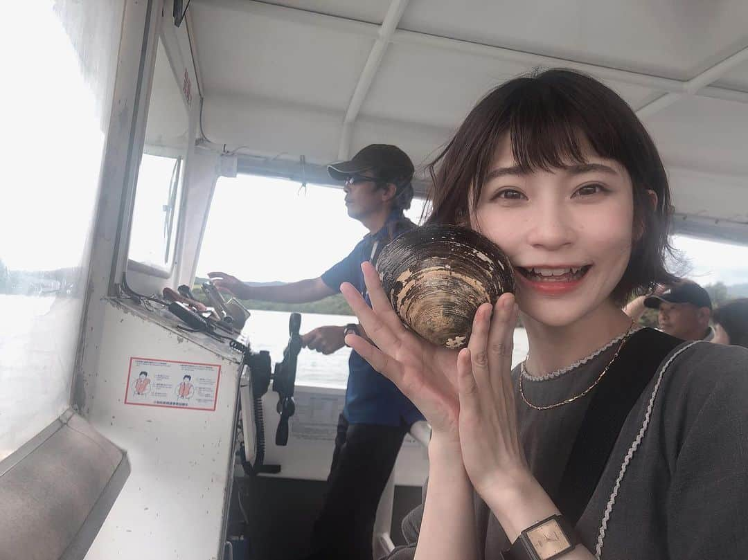 小俣里奈さんのインスタグラム写真 - (小俣里奈Instagram)「沖縄の余韻に浸りながら今日も電車に揺られています。 最近は怖いニュース、悲しいニュースが多いけど 少しでも楽しい気持ちだったり温かい気持ちで1日を過ごす人が増えますように 心から願っています🐳🌱 写真は西表島でのリアルジャングルクルーズ内でのもの📷 私が持っているのは 西表島でとれるシジミで、こんなに大きいの！ 船長さん曰く、砂抜きするのに2週間くらいかかるらしい😳  #西表島 #ジャングルクルーズ #貝 #シジミ #巨大シジミ #今日も一日頑張りましょ」5月31日 9時41分 - omatarina